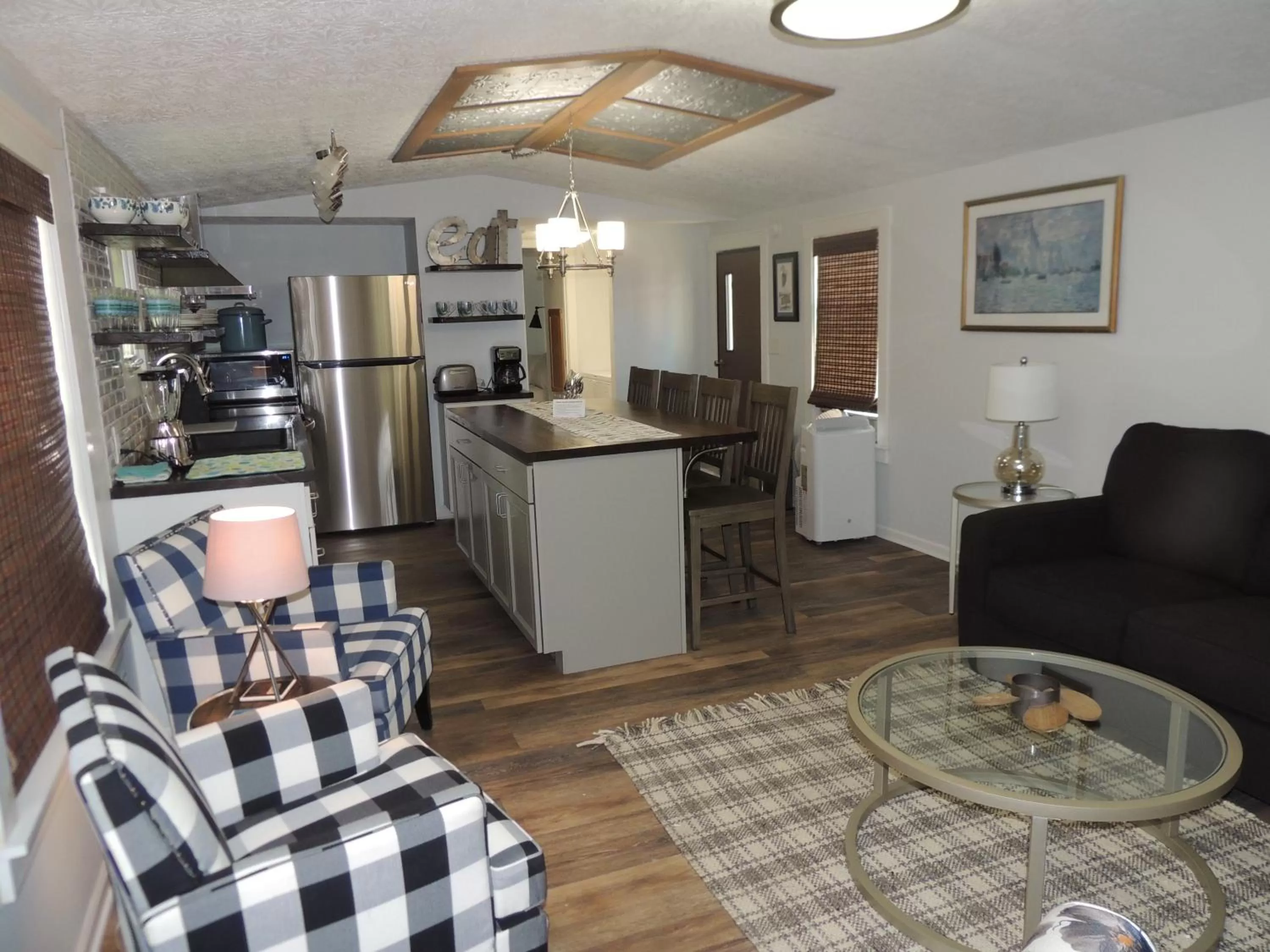 Kitchen or kitchenette in White Caps Motel and RV Park