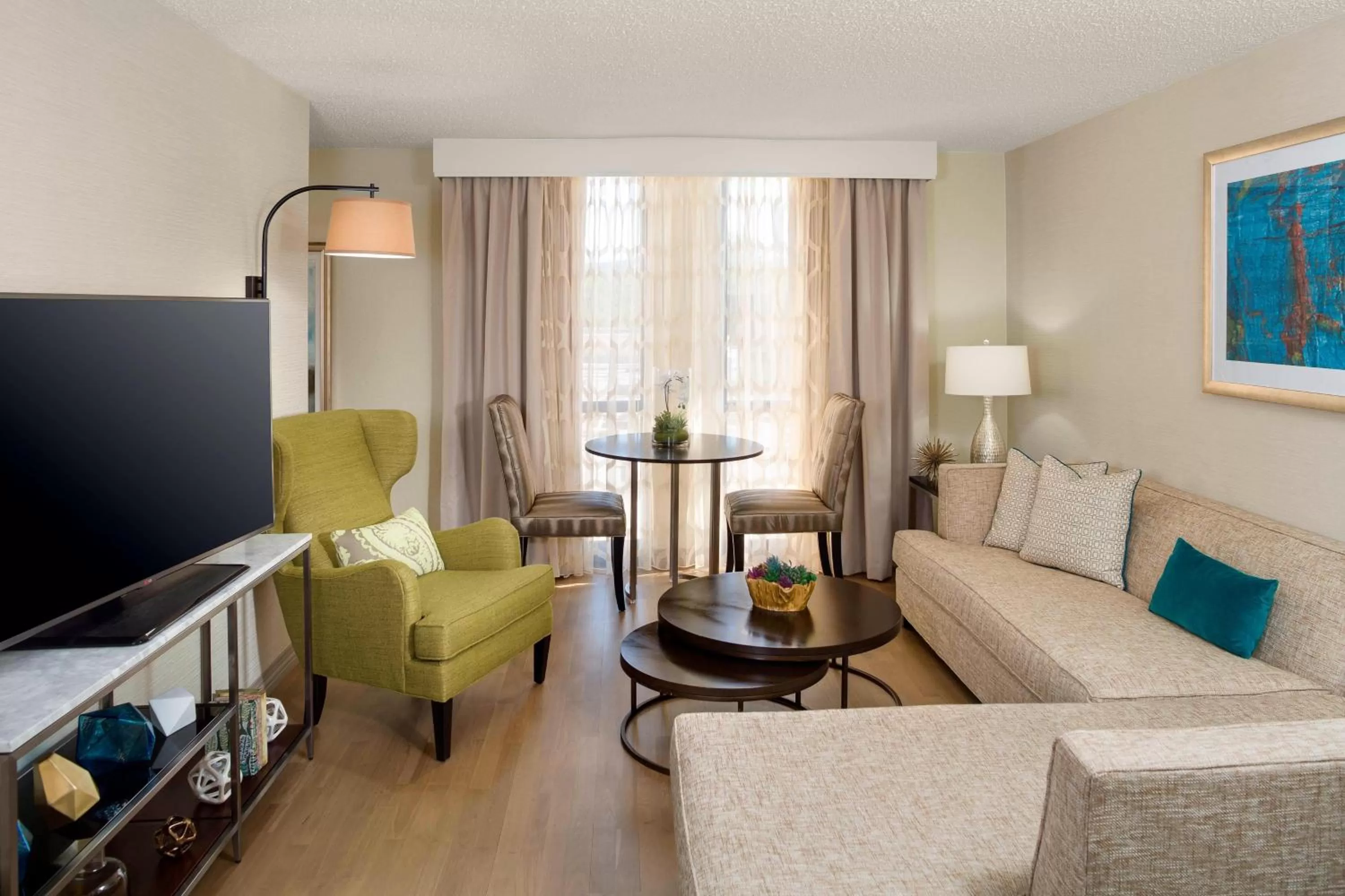 Living room in Charleston Marriott