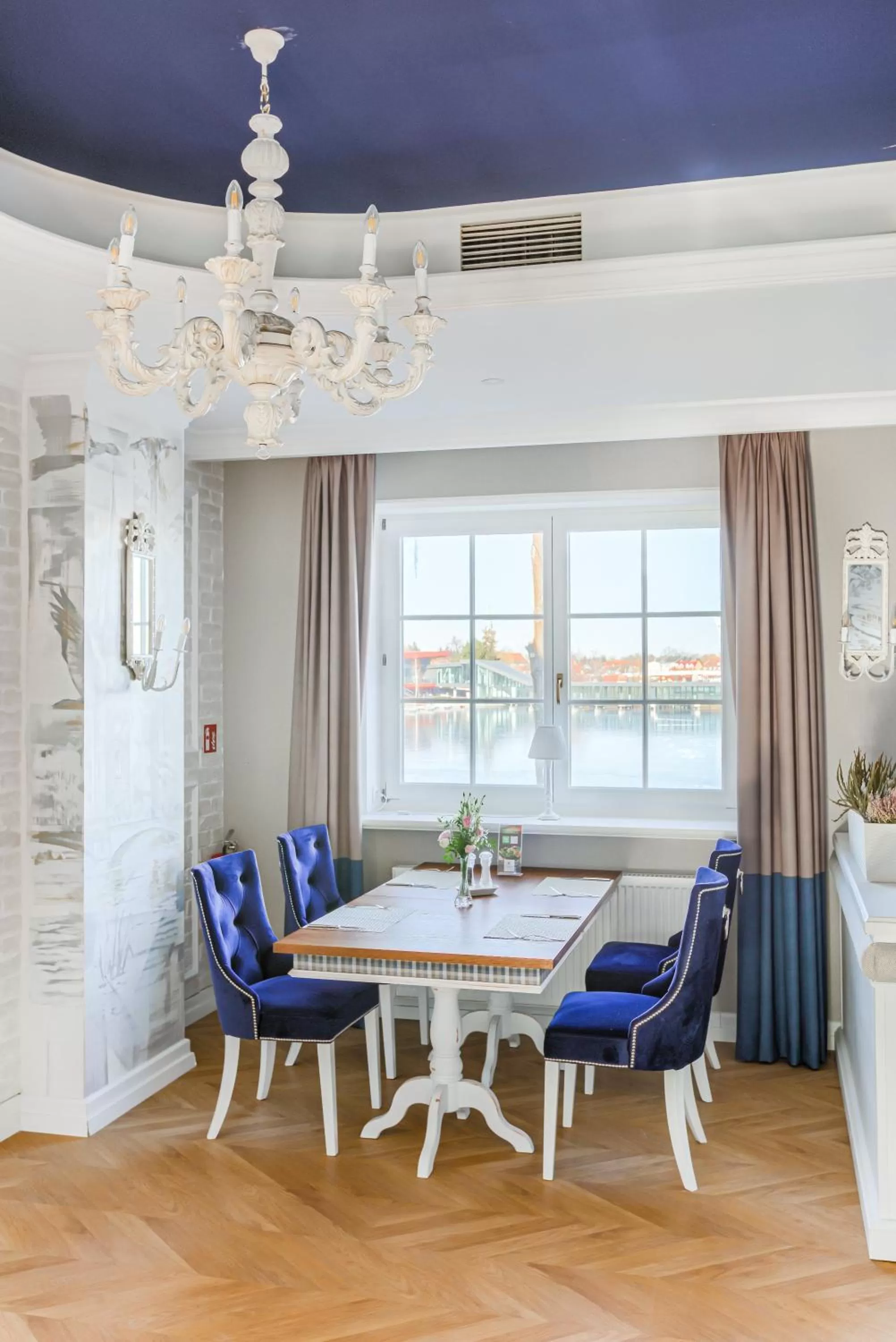 Restaurant/places to eat in Amax Boutique Hotel