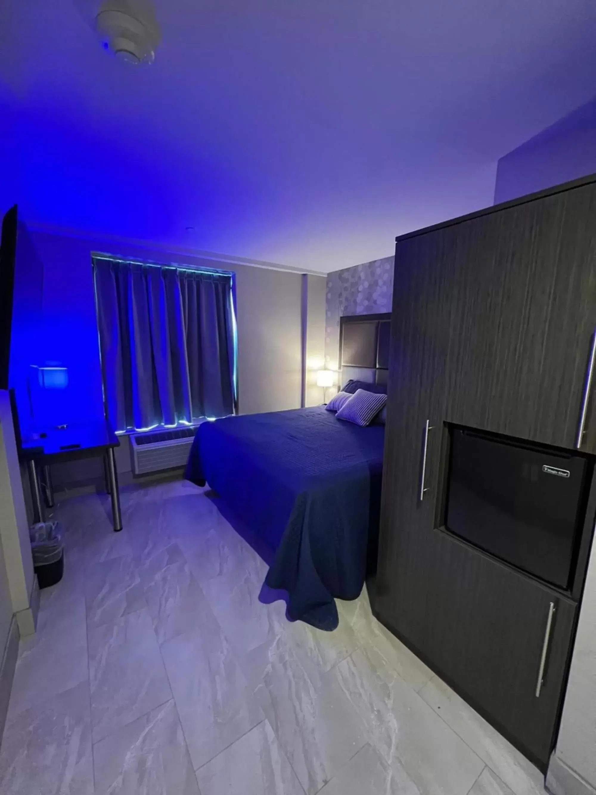 Deluxe Queen Room - Smoking in Wheeler Hotel Deluxe Queen Room - Smoking in Wheeler Hotel