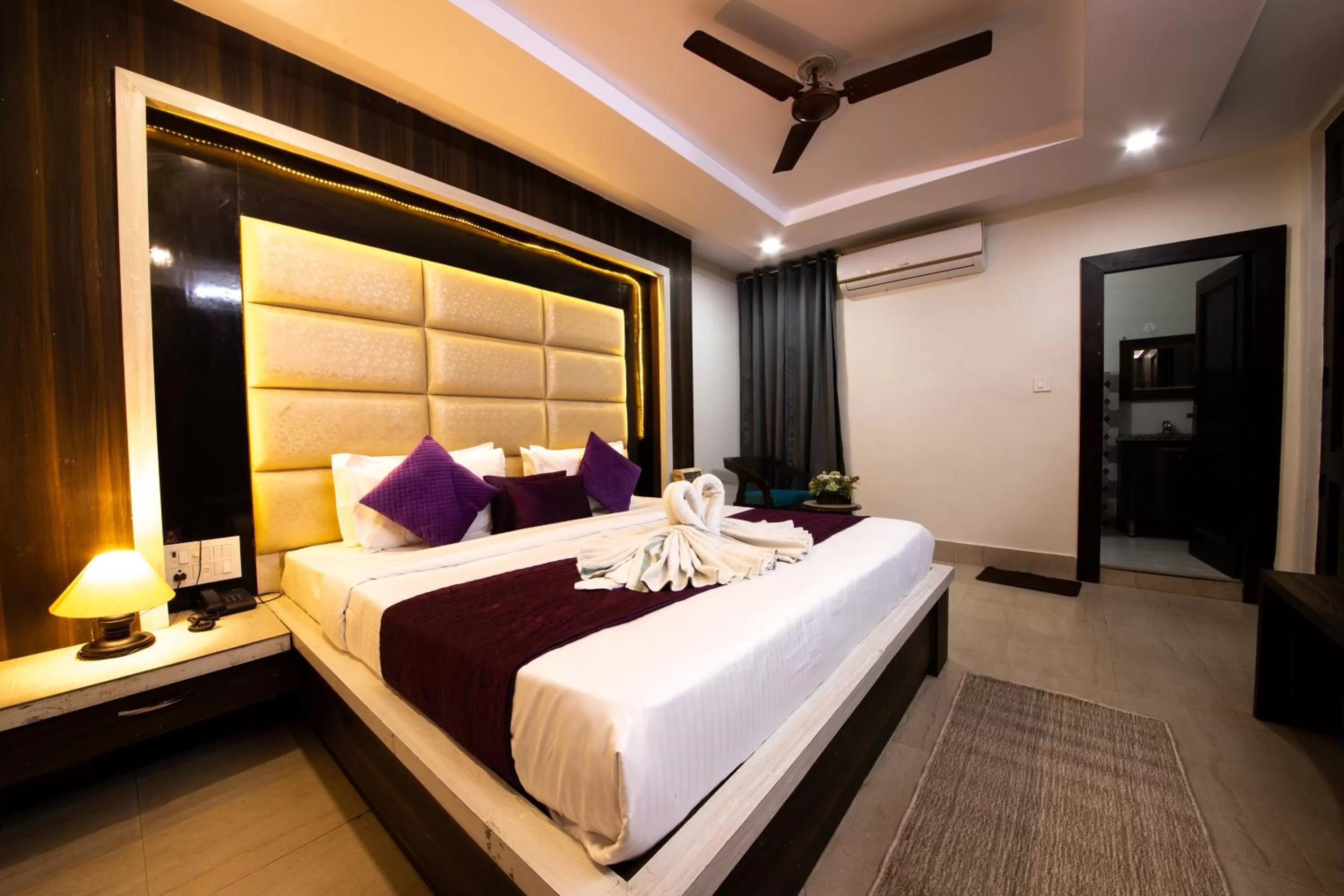 Bed in Grey Castle - Hotel Near Haridwar Railway station