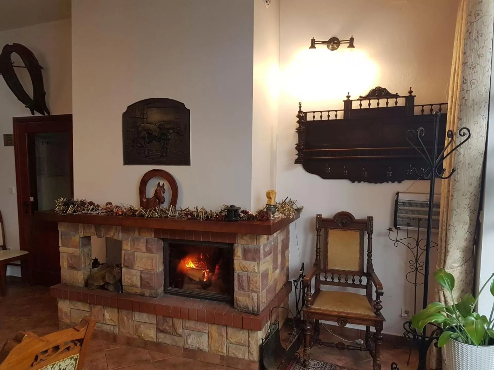 Restaurant/places to eat, TV/Entertainment Center in Centrum Ulan Spa