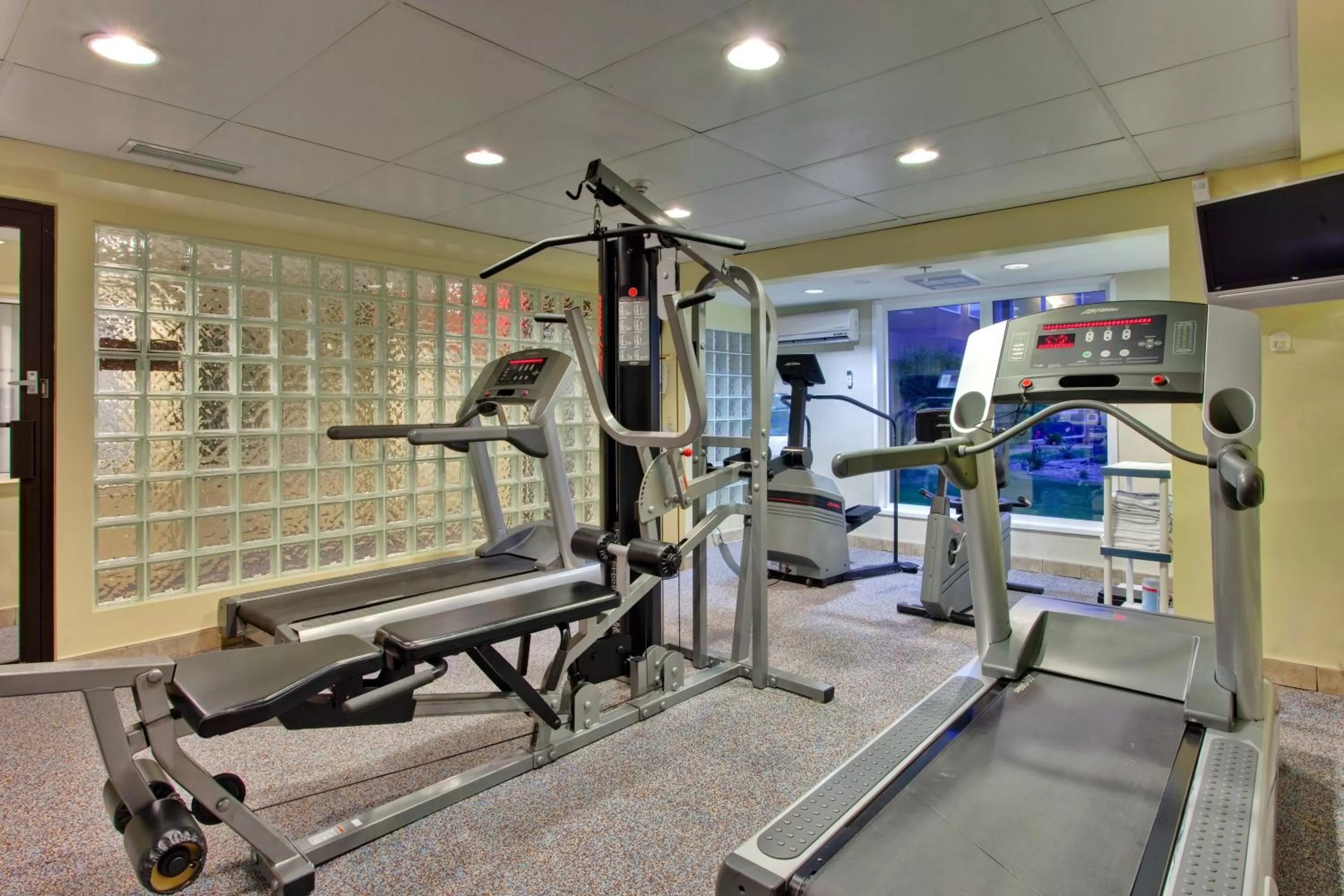 Fitness centre/facilities in Holiday Inn Express Red Deer by IHG