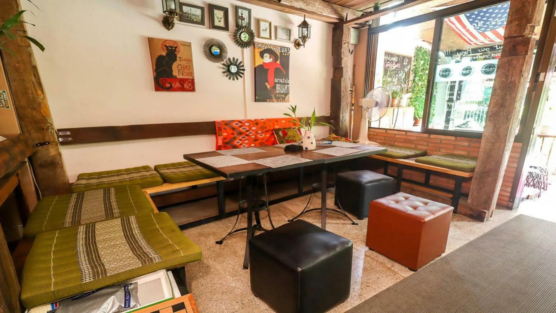 Lounge or bar in The Cabin Backpackers Hostel & Bar