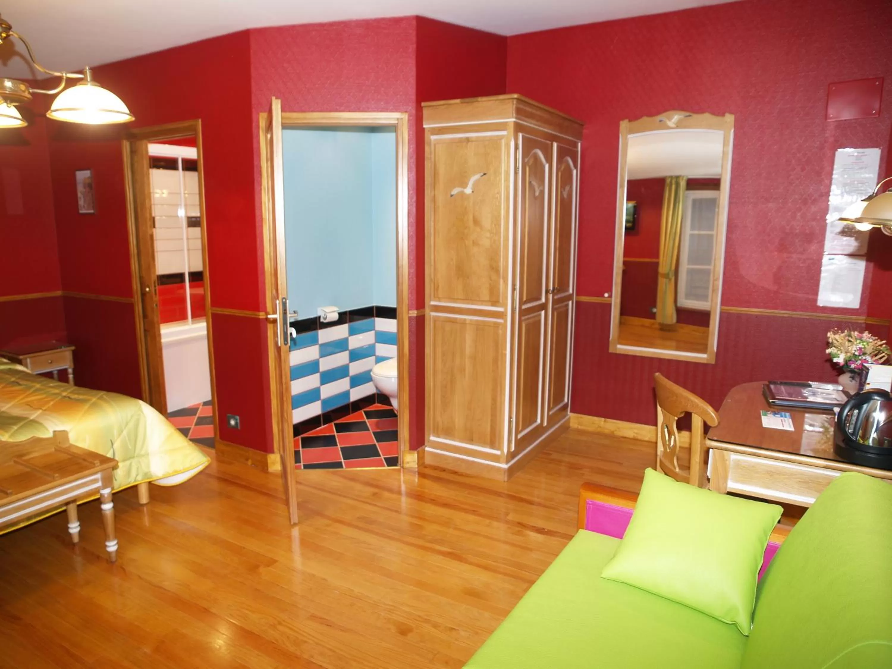 Photo of the whole room, Bed in Hôtel De Calais