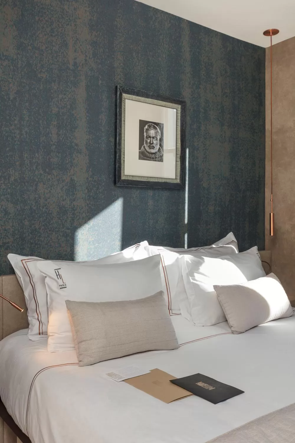 Quiet street view, Bed in Hôtel de Lille - Saint-Germain des Près