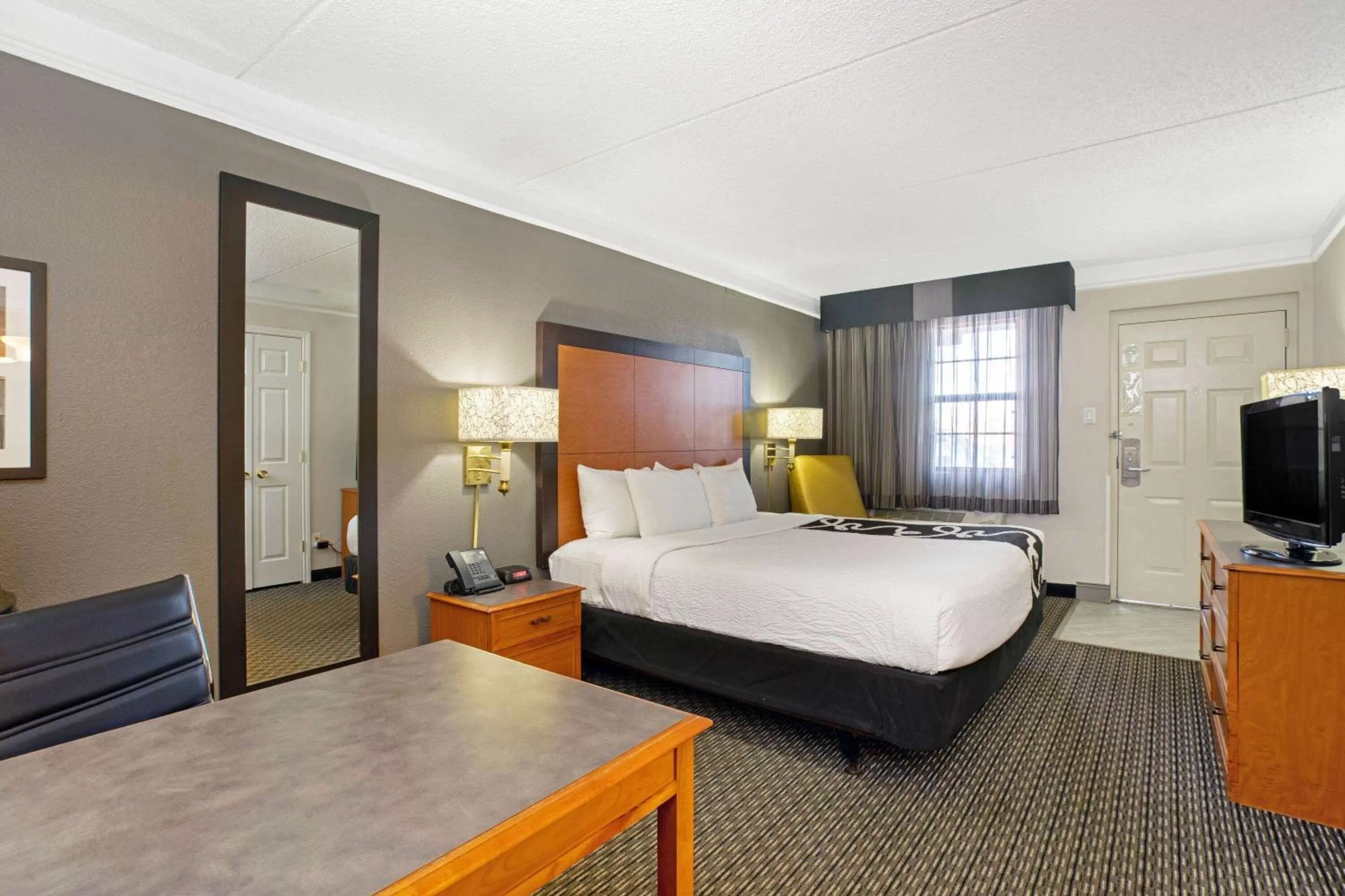 Photo of the whole room, Bed in La Quinta Inn by Wyndham Denver Golden