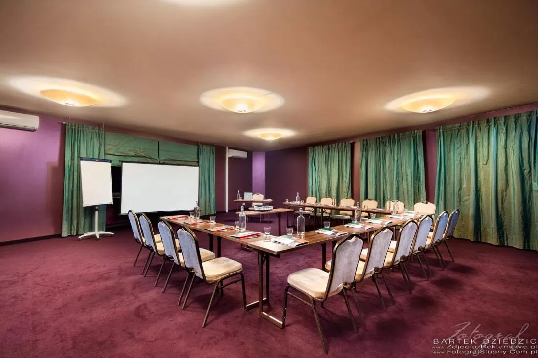 Business facilities in Hotel Victor Pruszków DeSilva