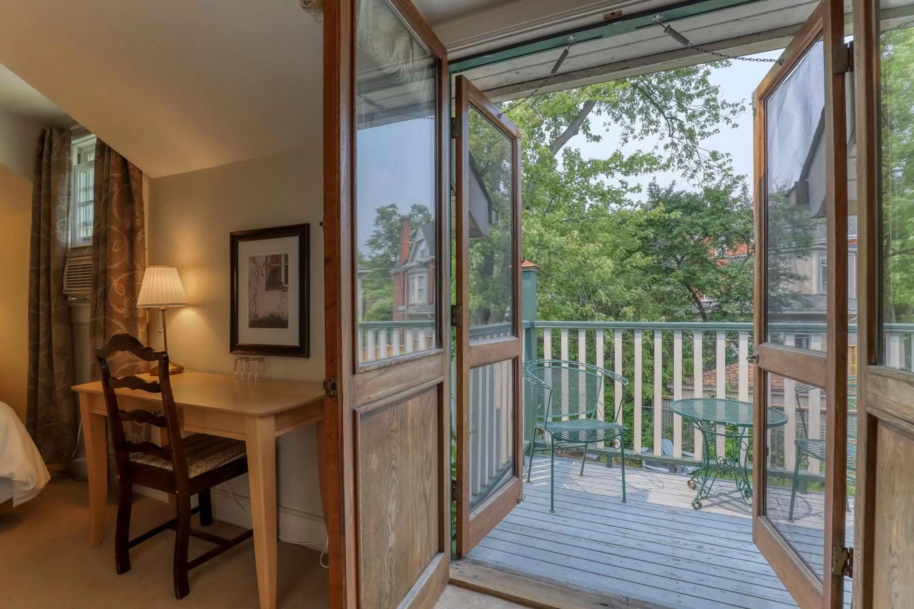 Cottage Queen with Balcony - 1 Queen in Hochelaga Inn