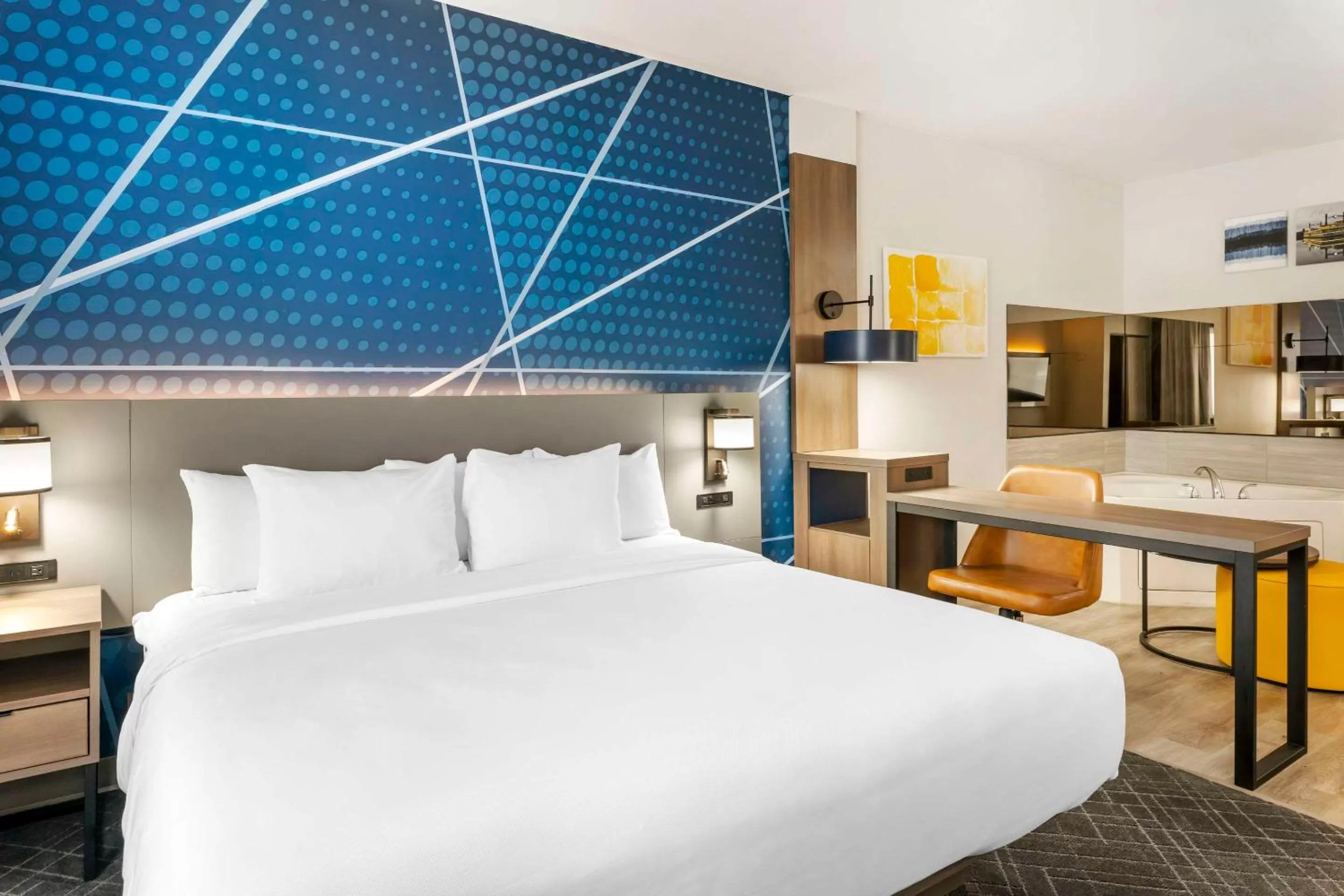 Bedroom, Bed in Comfort Suites Elgin Northwest