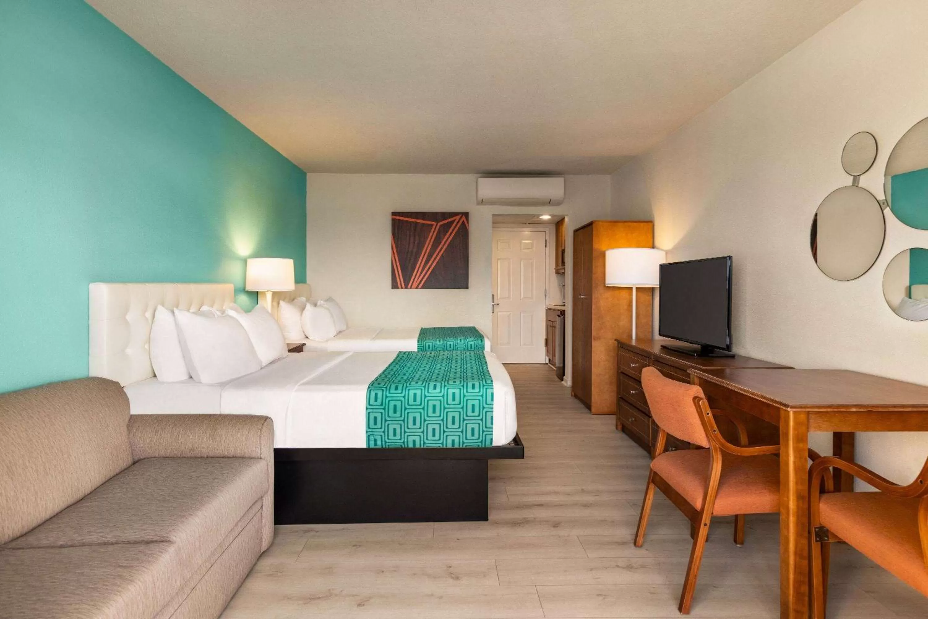 Photo of the whole room, Bed in Howard Johnson by Wyndham Ocean City Oceanfront