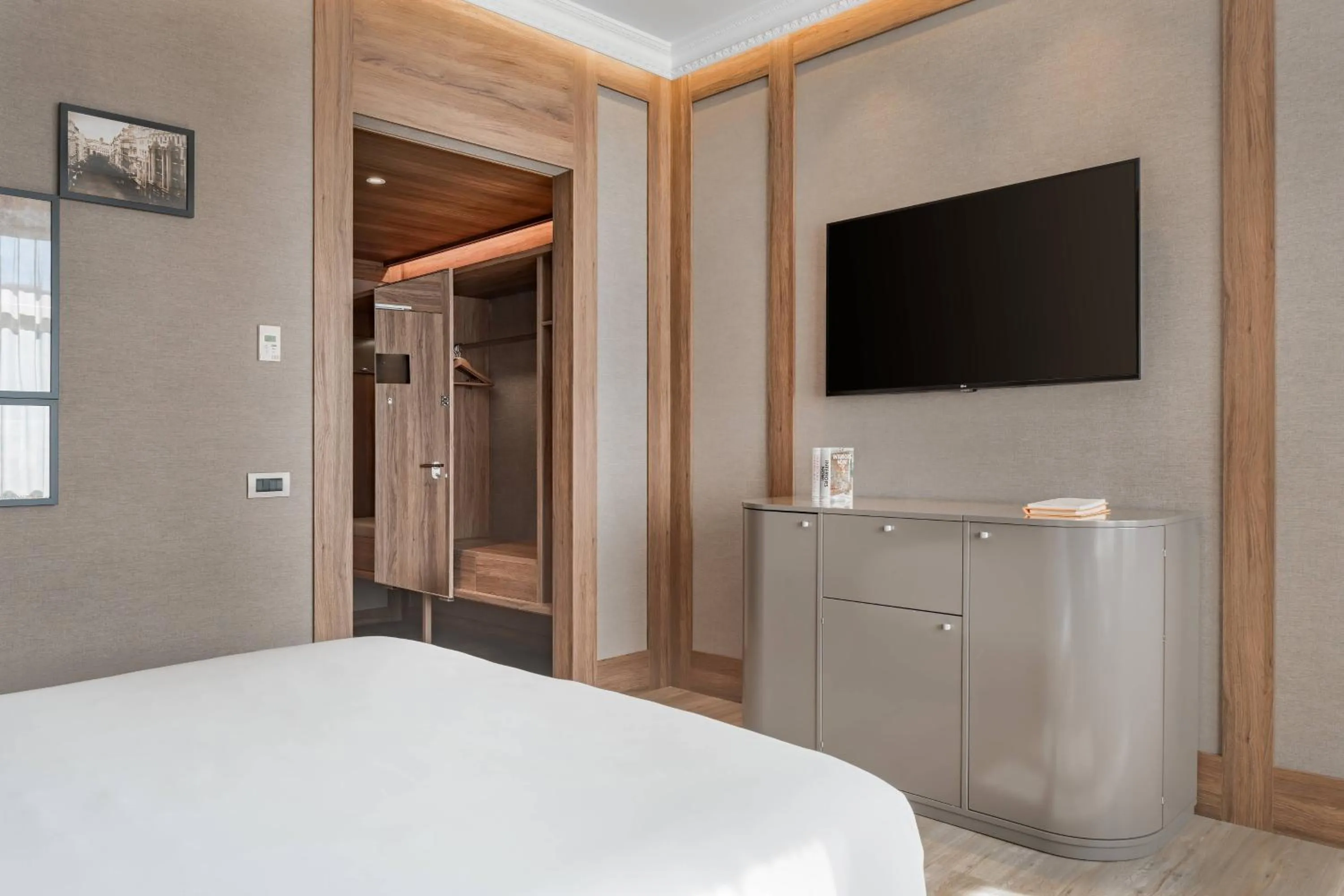 Photo of the whole room, Bed in Círculo Gran Vía, Autograph Collection (Adults Only)