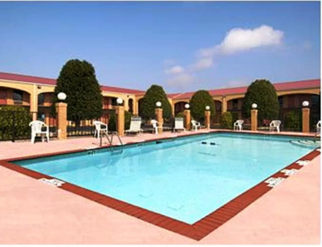 Swimming pool in Days Inn by Wyndham Newnan