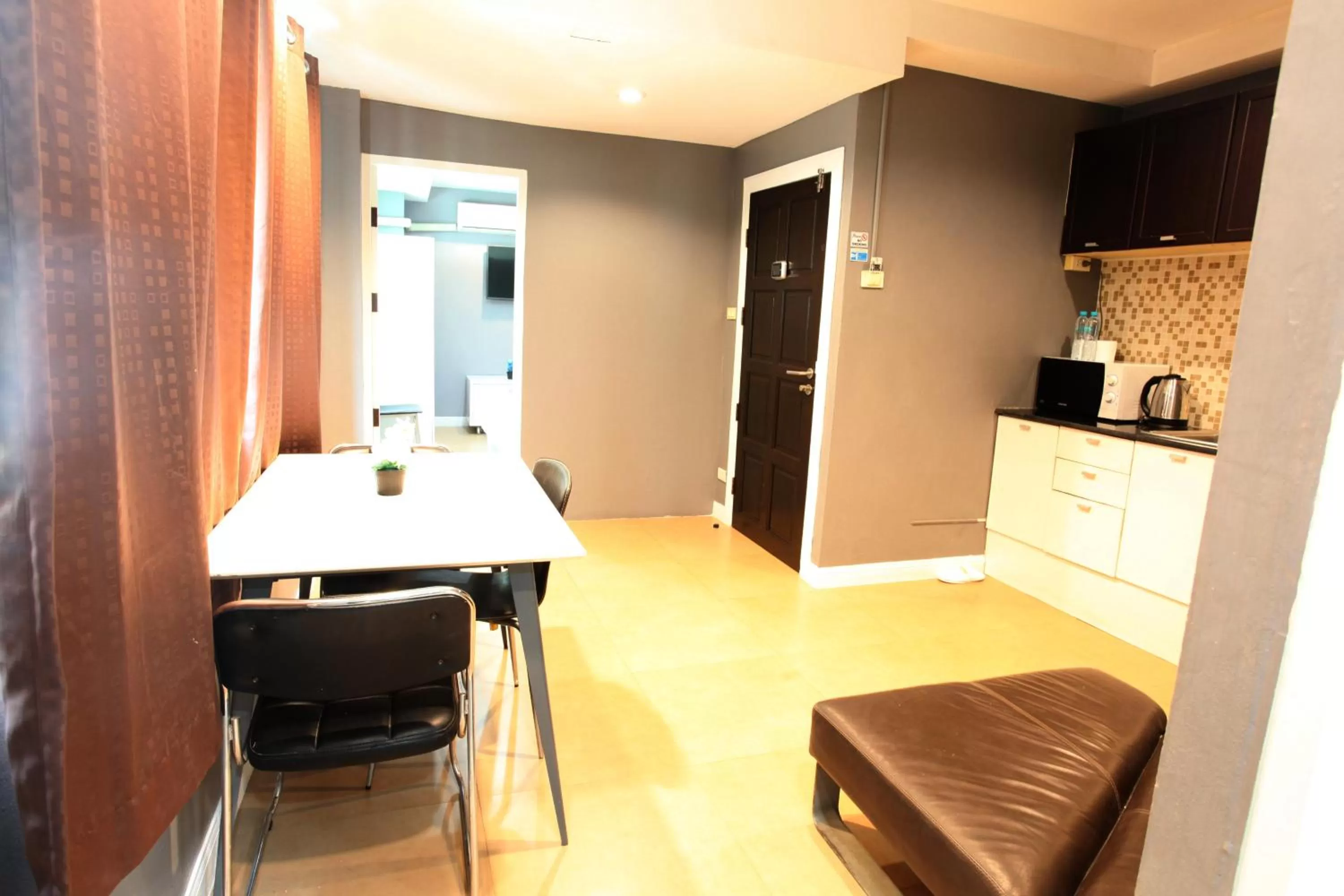 Living room, Kitchen/Kitchenette in DEL MAR RESIDENCE