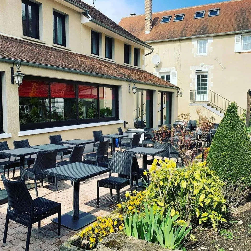 Patio in Logis Hôtel Restaurant Le Moulin de la Coudre