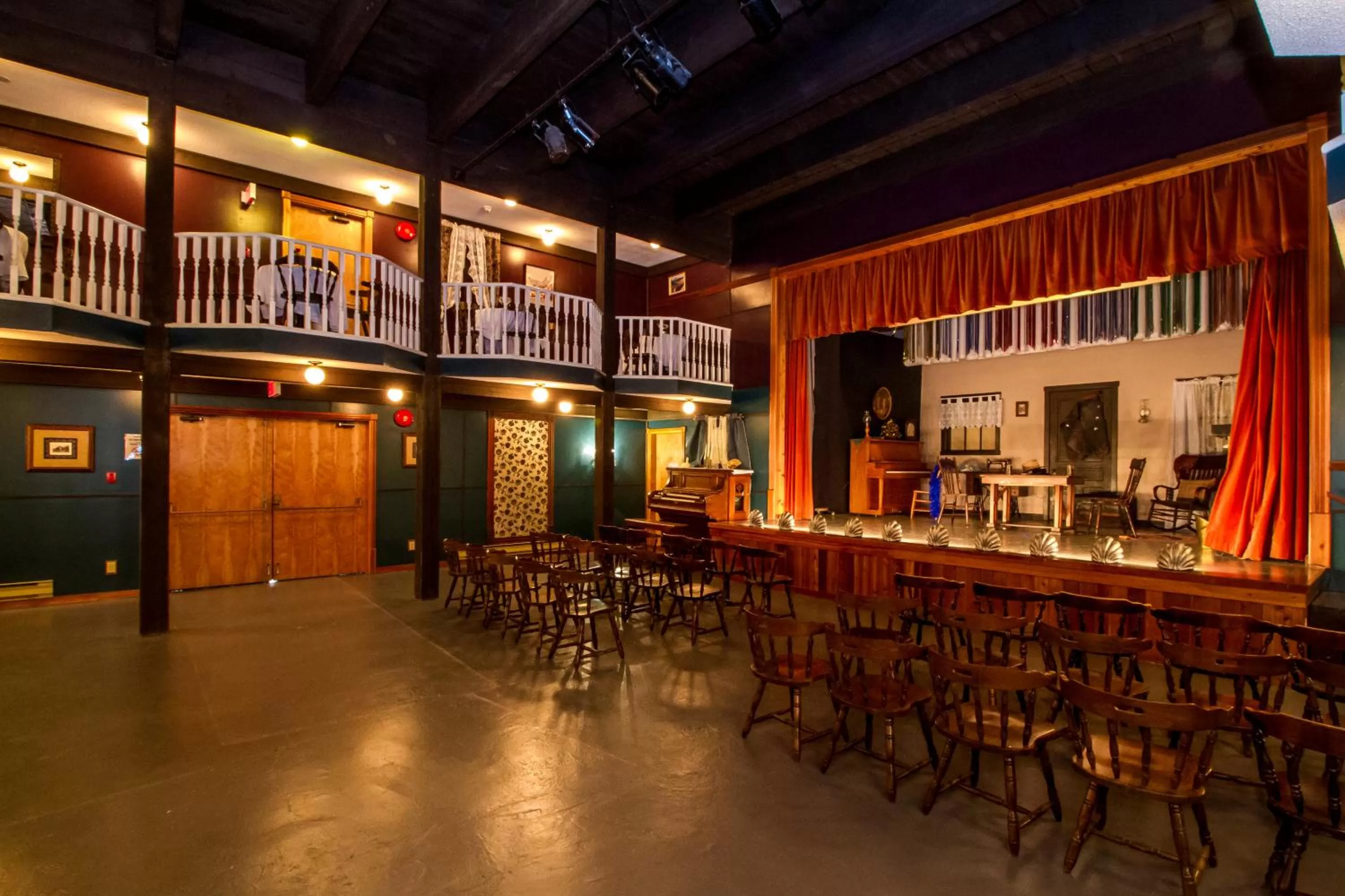 Lounge or bar in Three Valley Lake Chateau