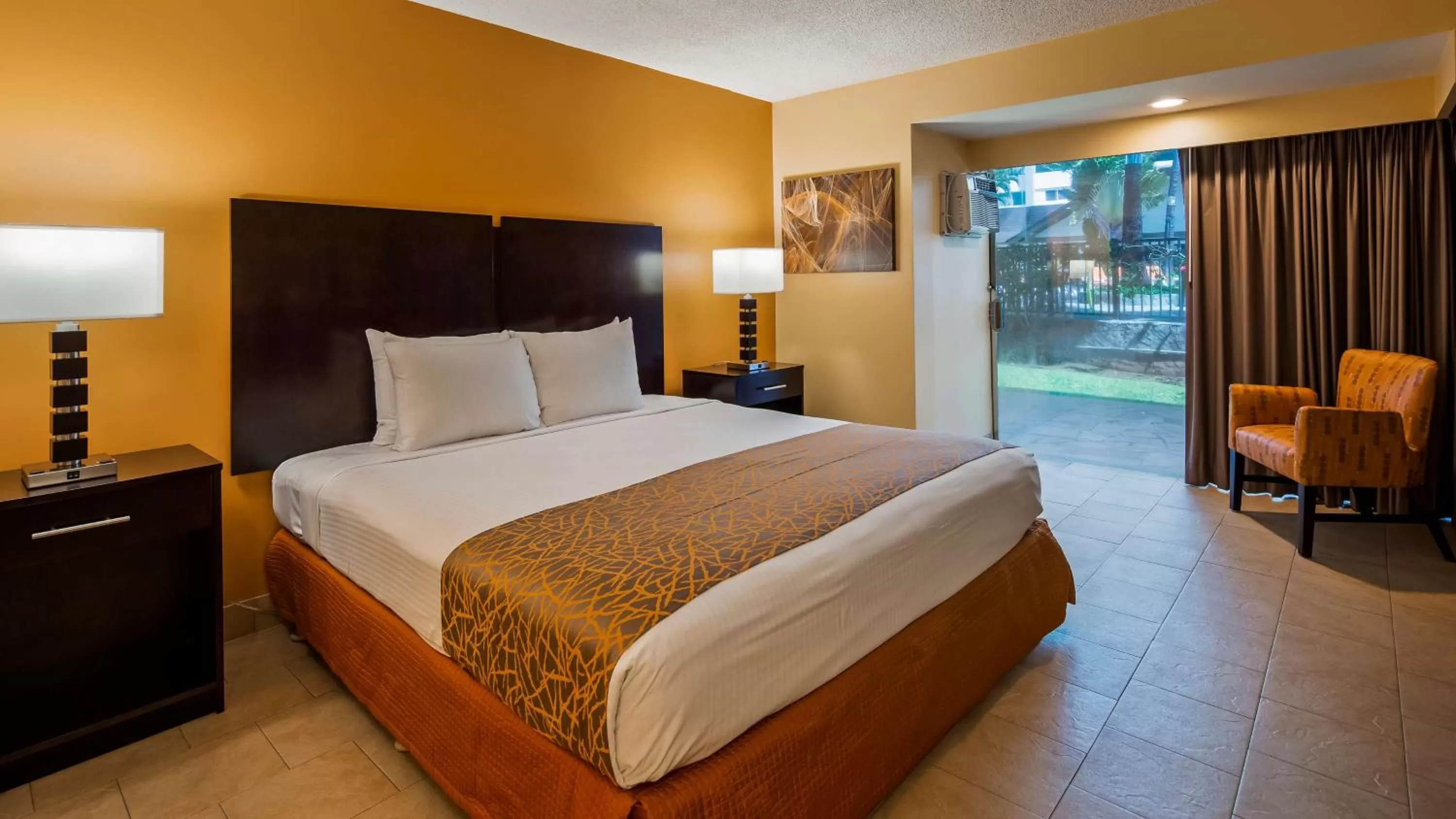 Bedroom, Bed in Best Western The Plaza Hotel Honolulu Airport - Free Breakfast