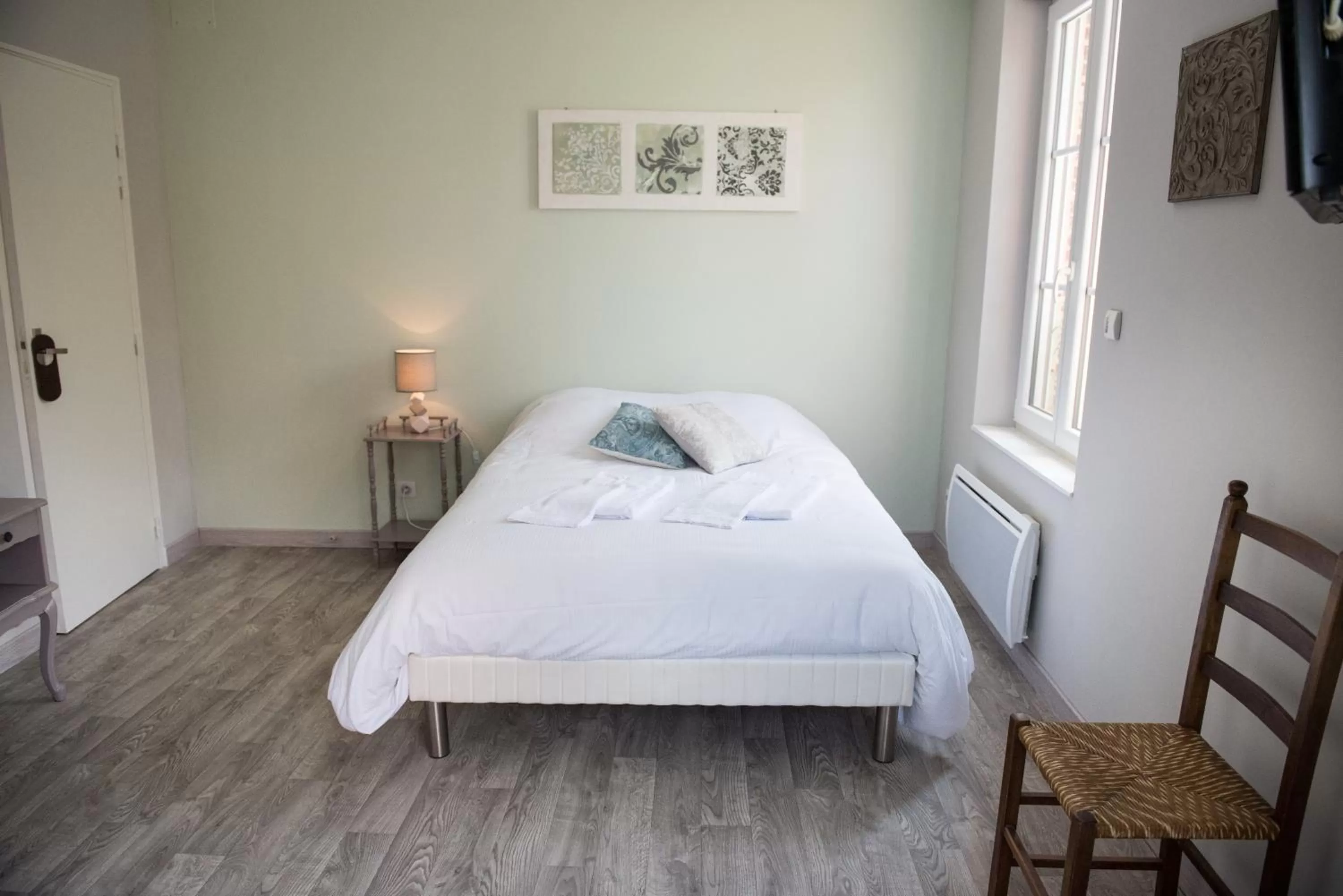 Photo of the whole room, Bed in Logis Hotel Restaurant Le Relais Fleuri