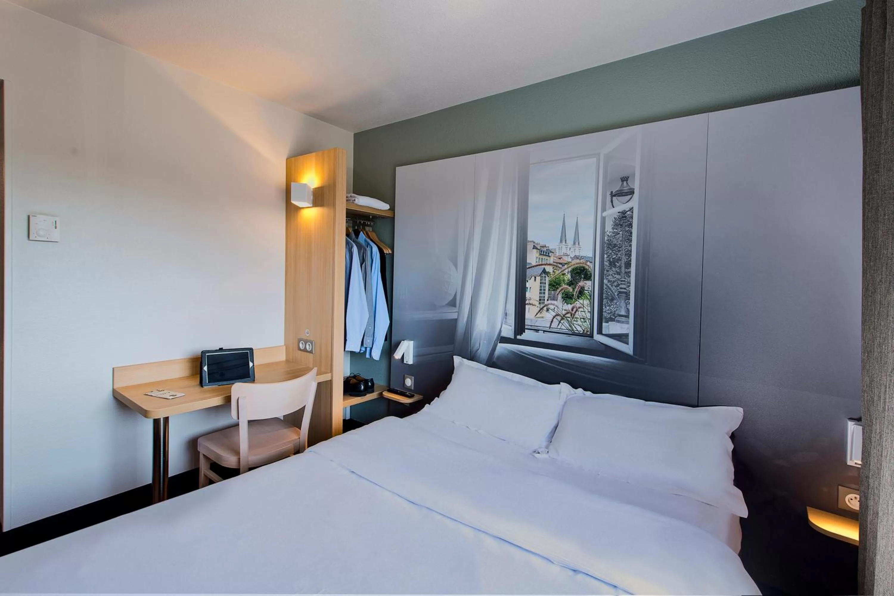 Bedroom, Bed in B&B HOTEL Pau Zénith