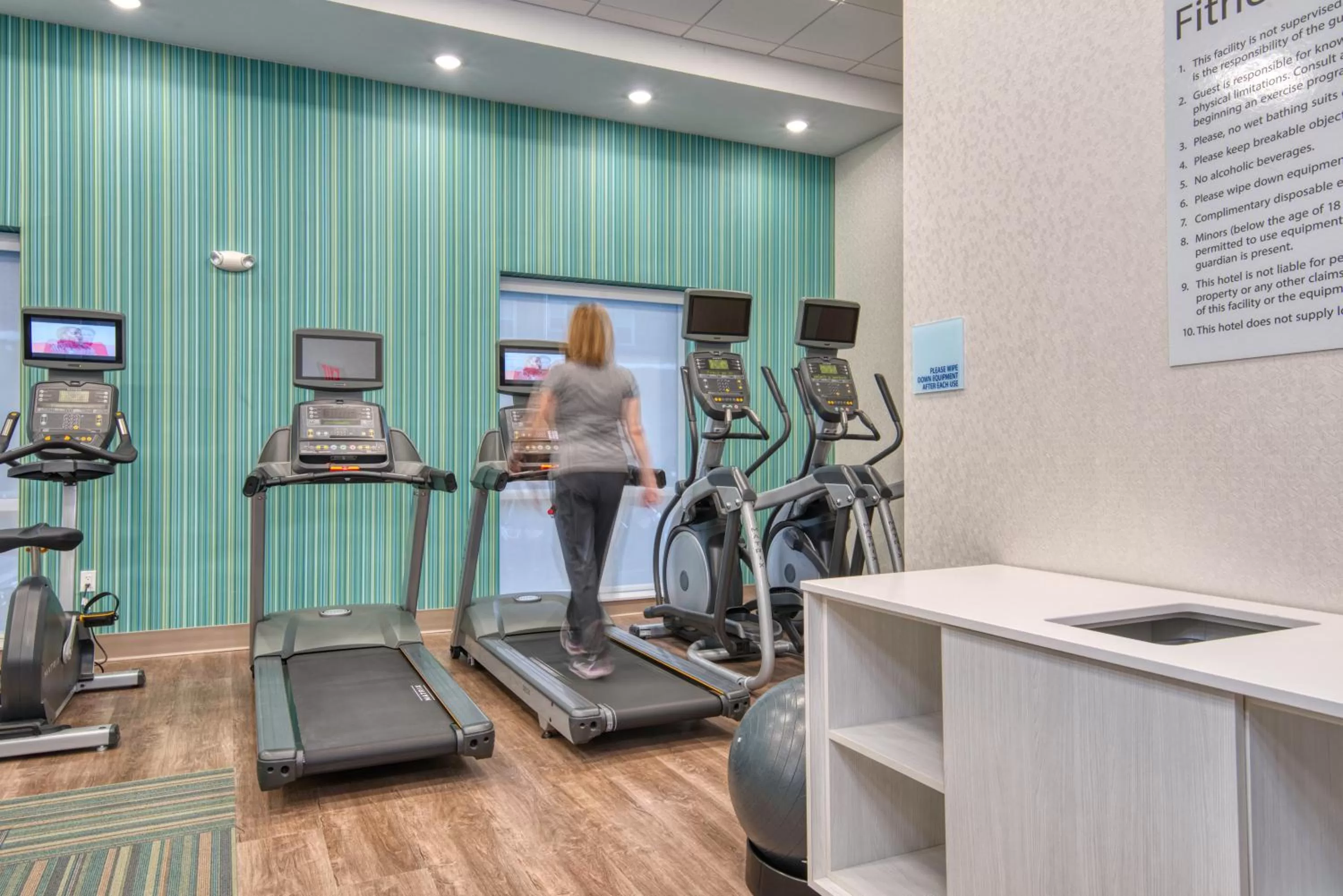 Fitness centre/facilities in Holiday Inn Express & Suites Lincoln Airport by IHG