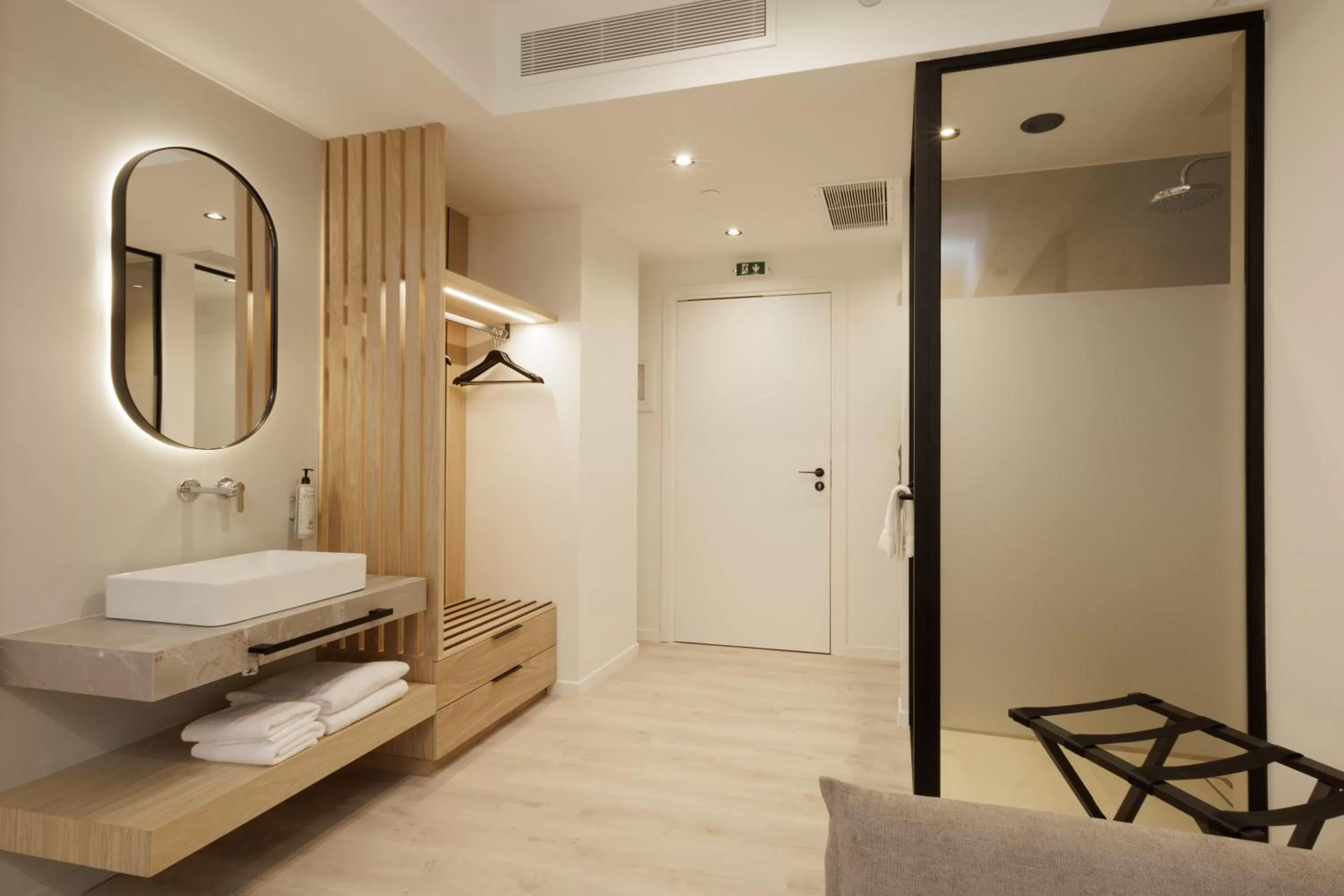 towels, Bathroom in LUX&EASY Signature Syngrou 234