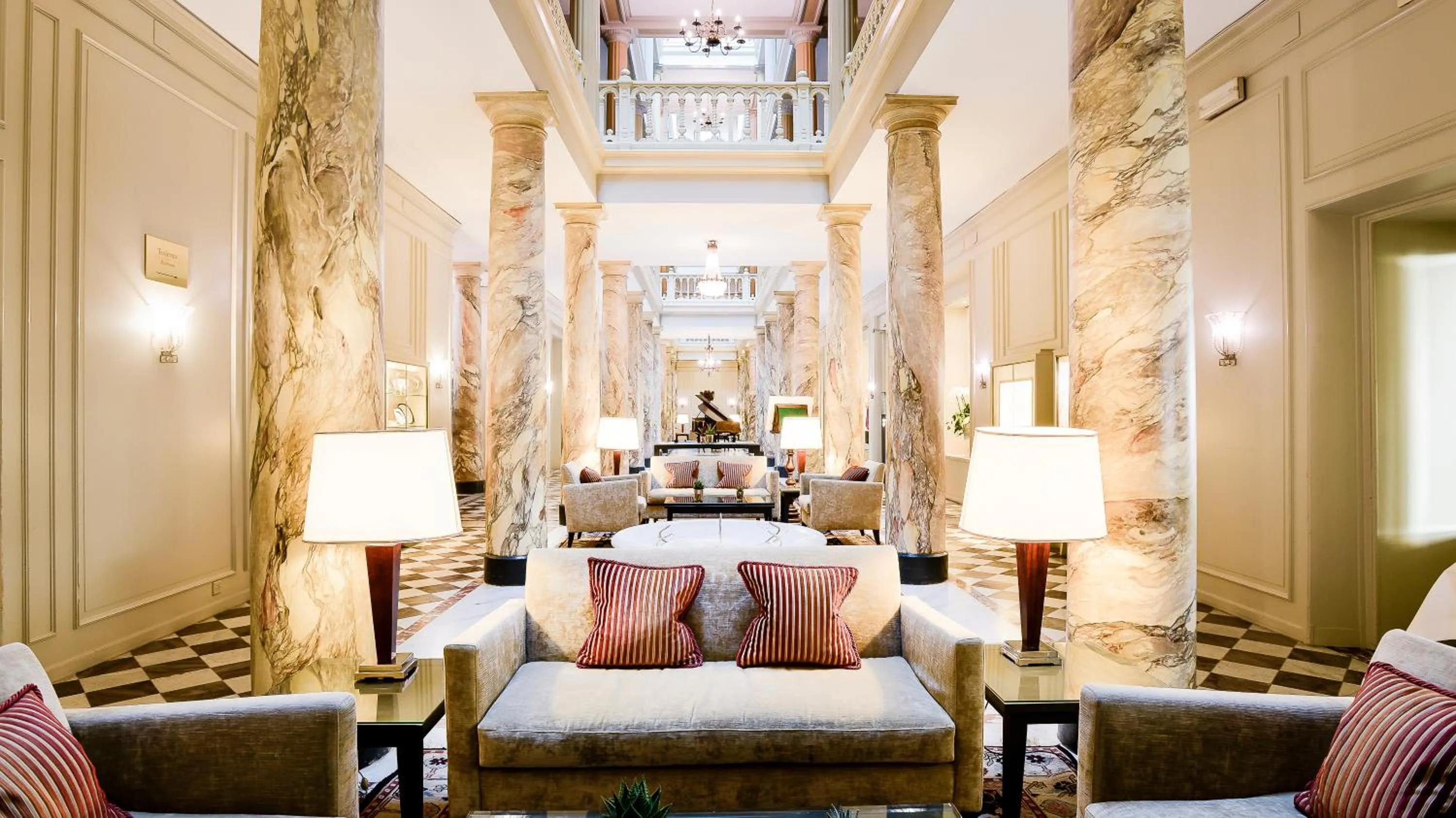 Lobby or reception, Bed in Hôtel Des Trois Couronnes & Spa - The Leading Hotels of the World