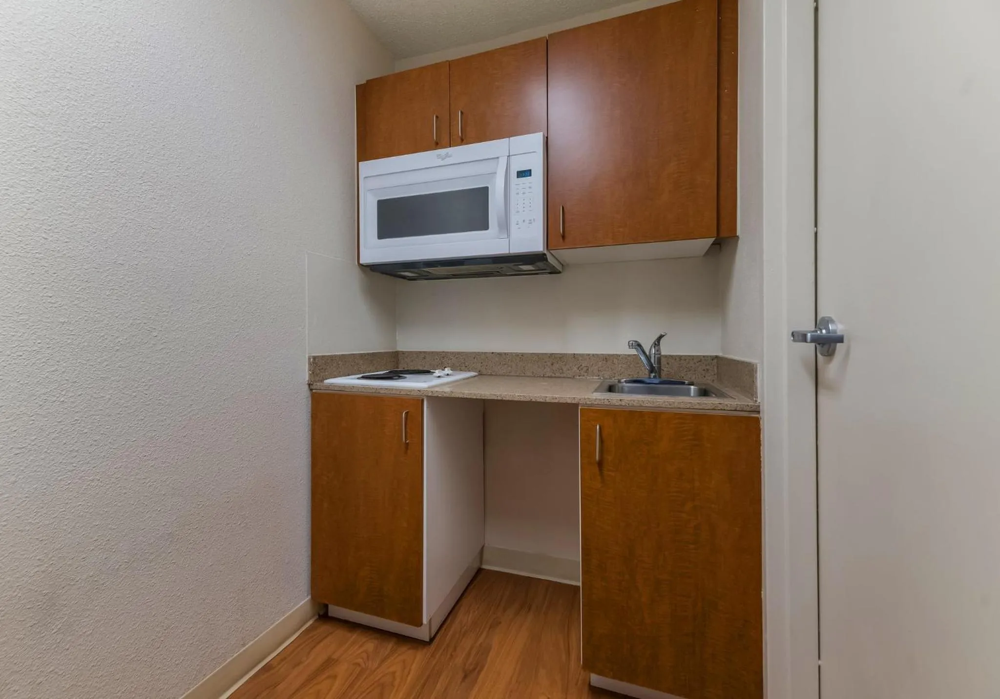 Kitchen or kitchenette in HomeTowne Studios by Red Roof Orlando - UCF Area