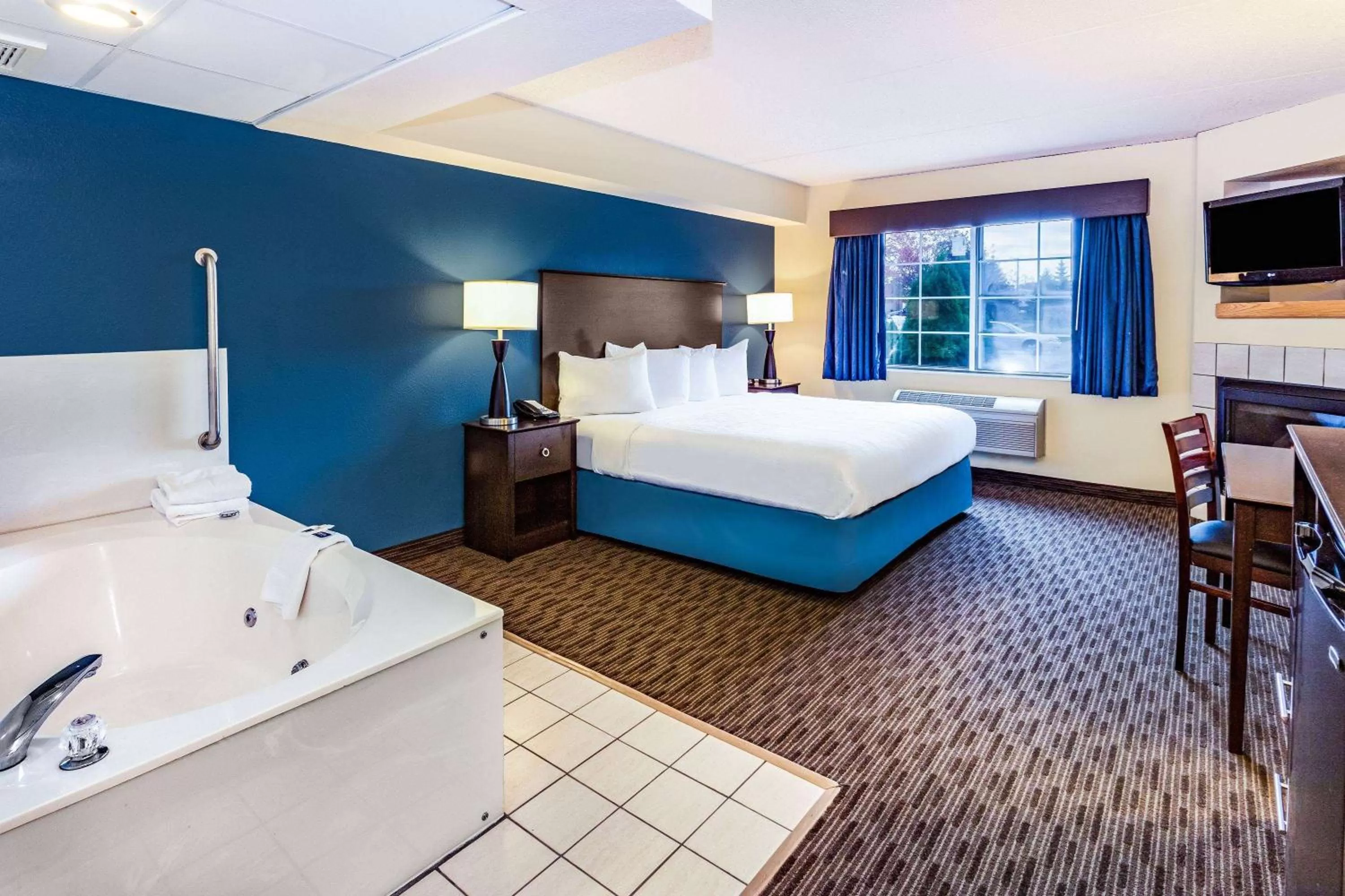 Photo of the whole room, Bed in AmericInn by Wyndham Hotel and Suites Long Lake