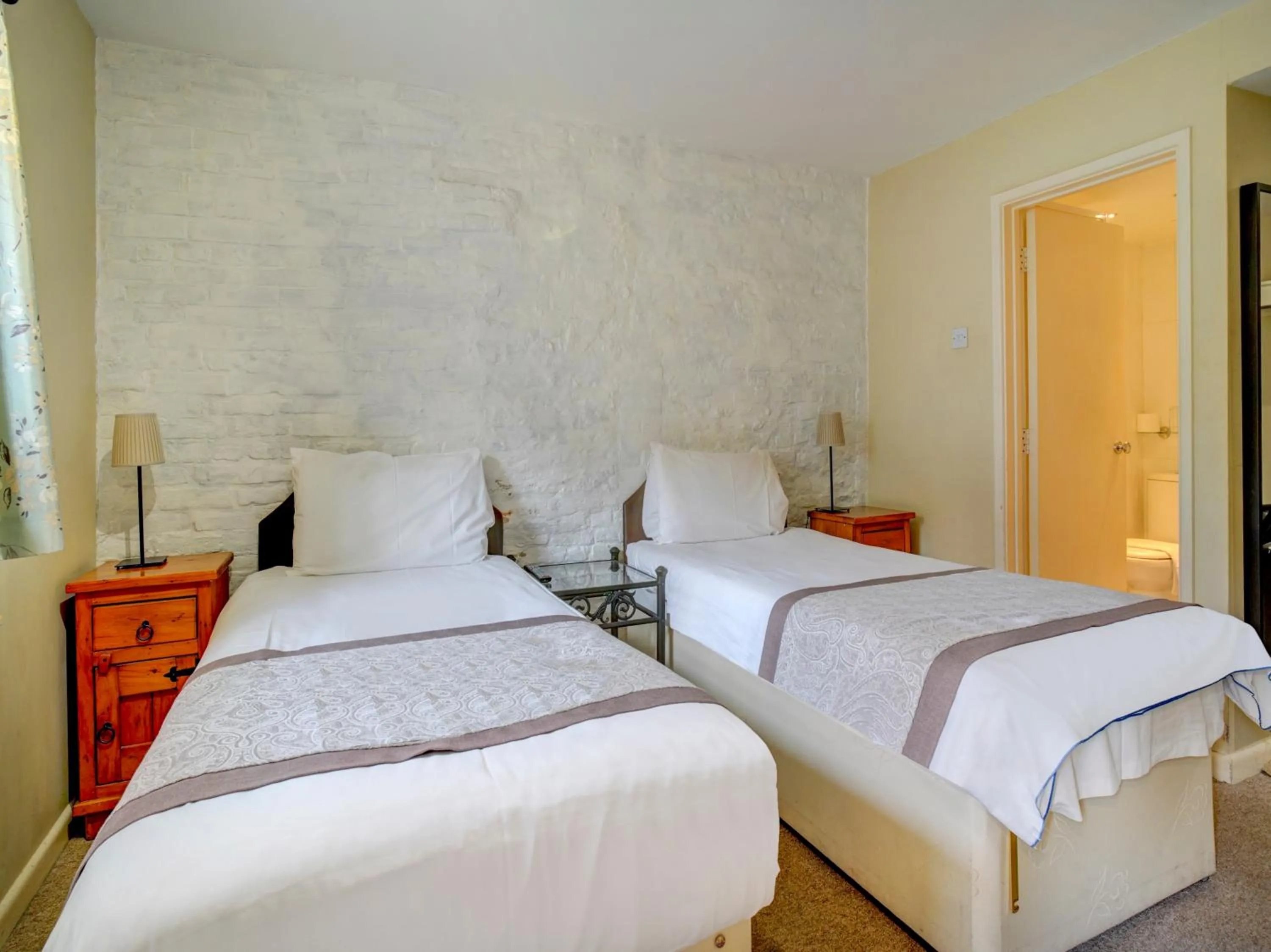 Bedroom, Bed in George & Dragon Inn