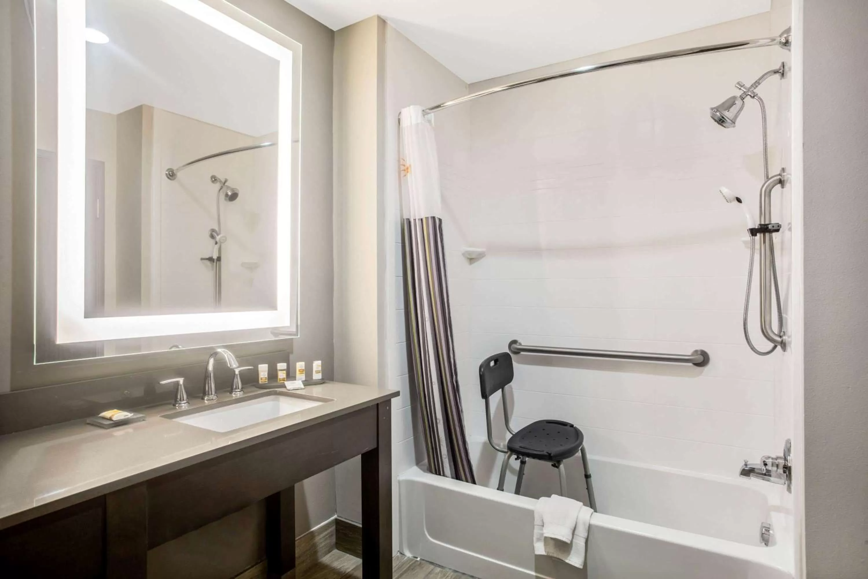 Bathroom in La Quinta by Wyndham Ponca City