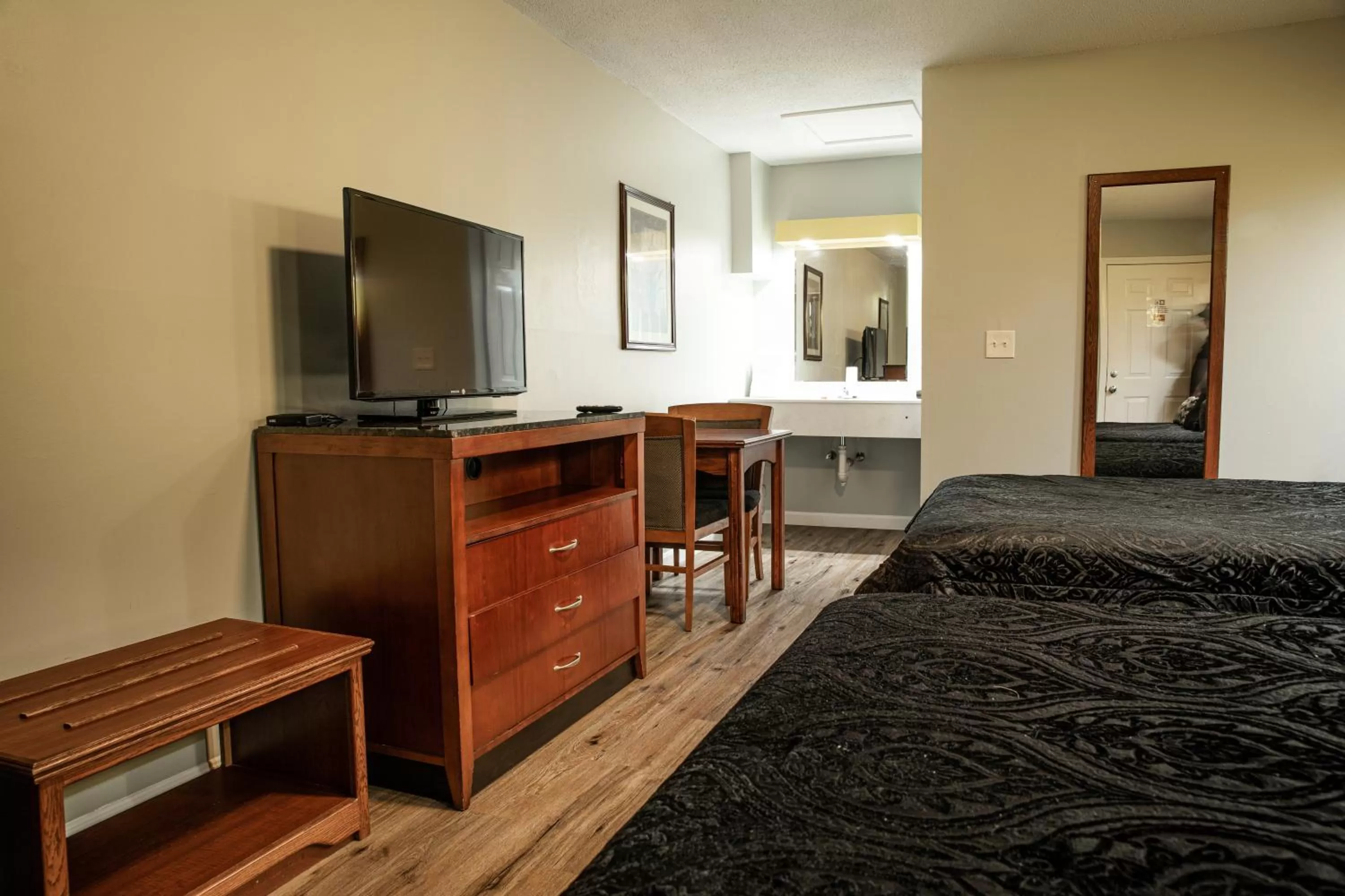 TV and multimedia, Bed in Classic Motor Lodge Providence - West Greenwich