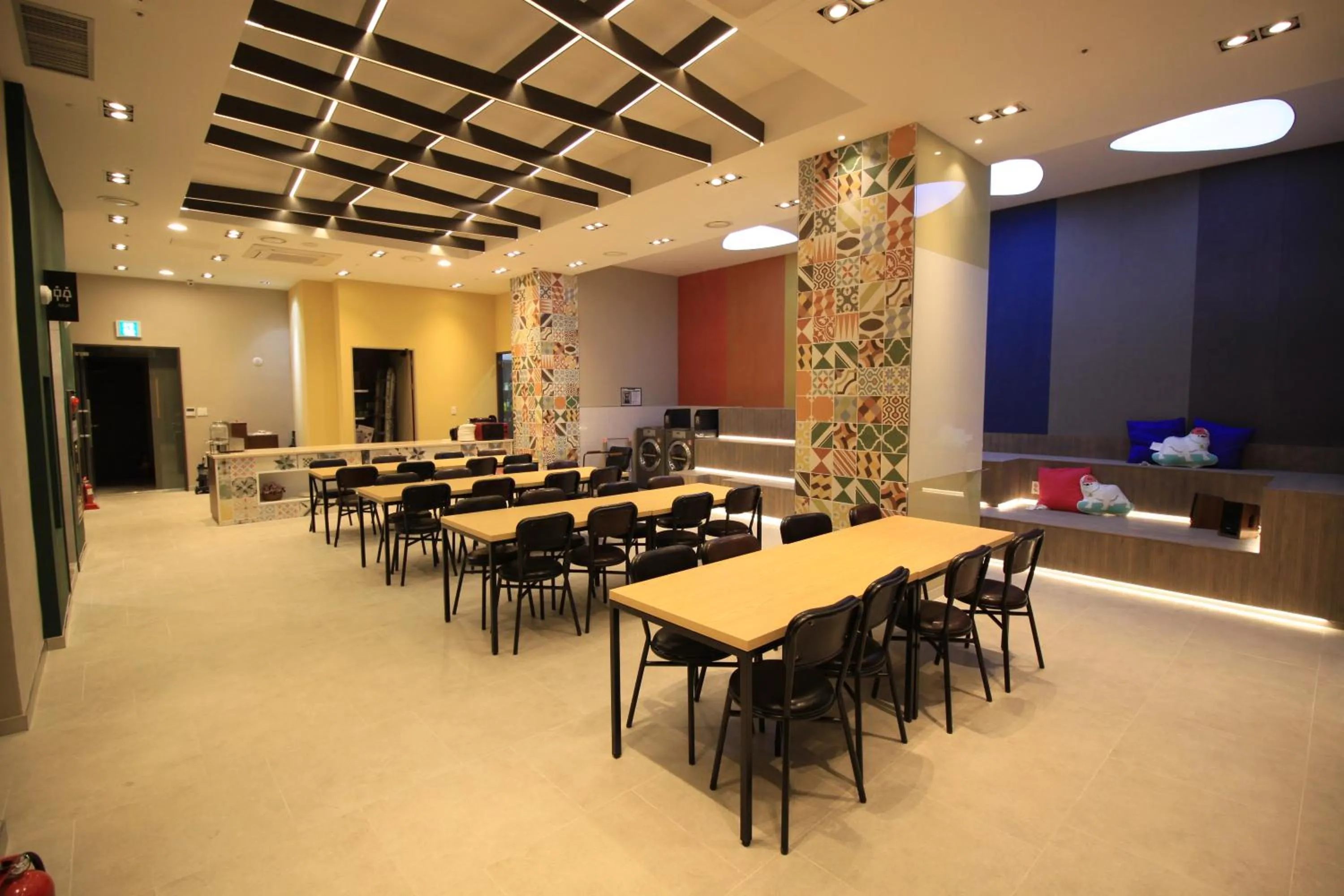 Communal lounge/ TV room in Seoul N Hotel Dongdaemun