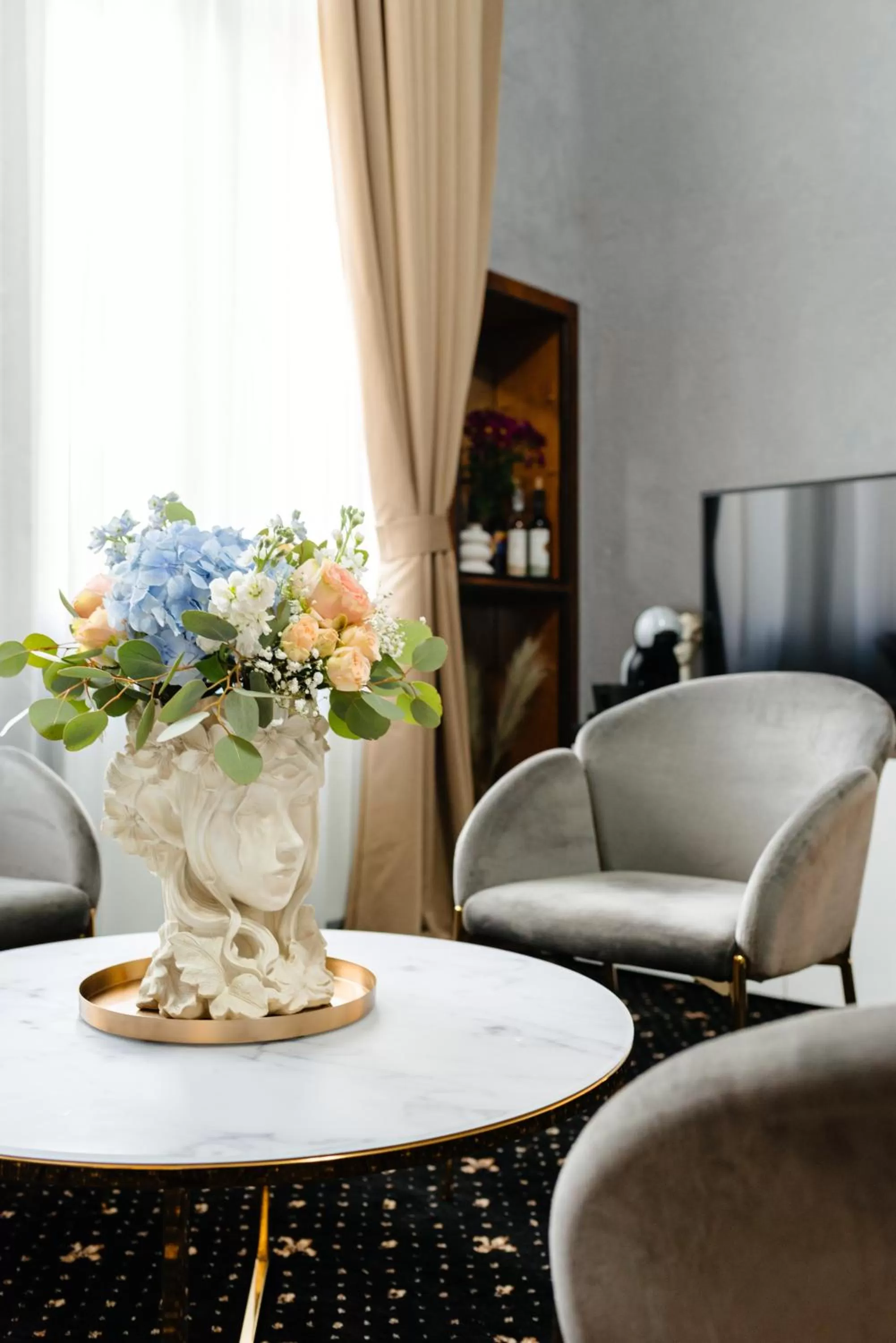 Seating area in Palace Bulevard Inn