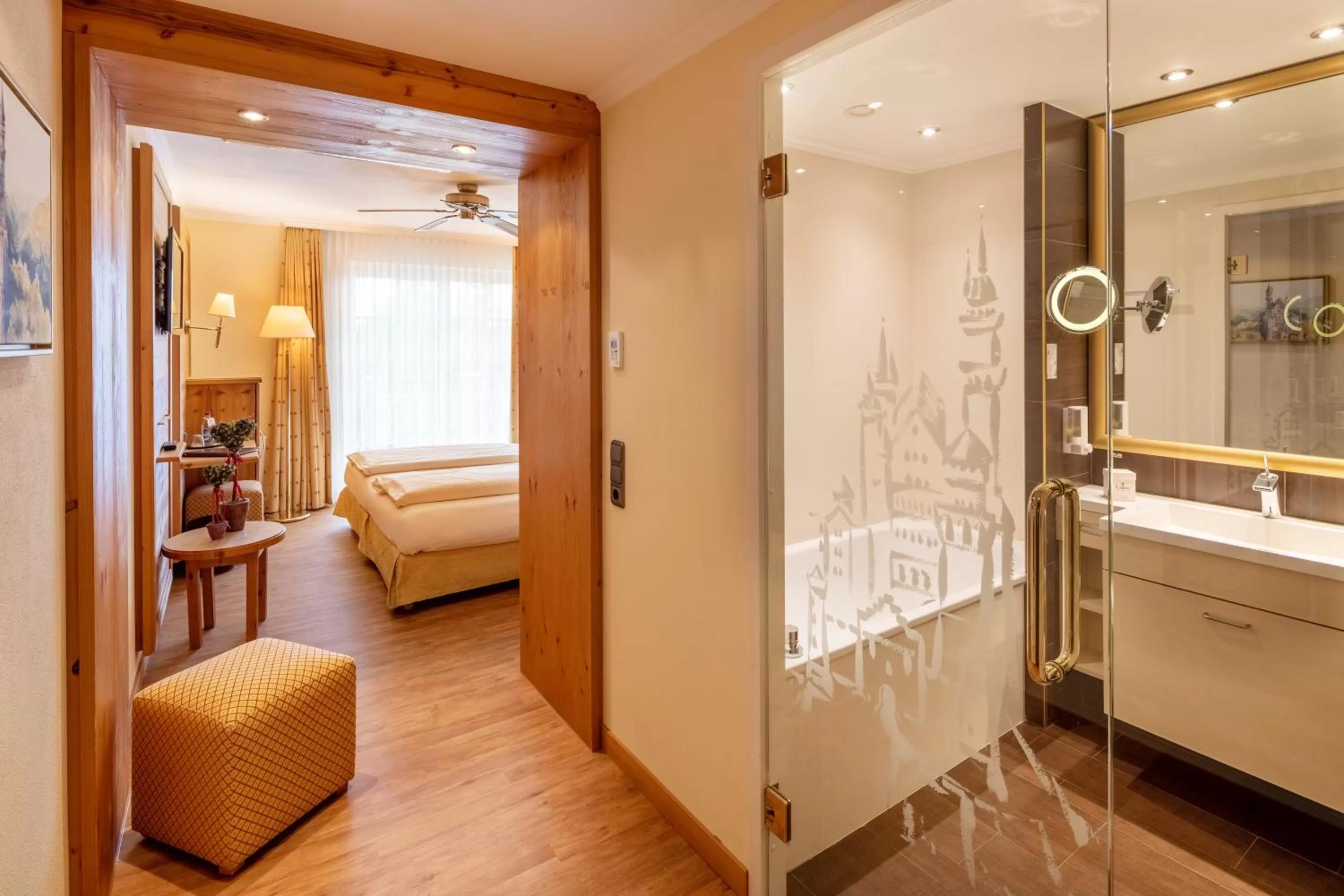 Bathroom, Bed in Hotel Schlosskrone