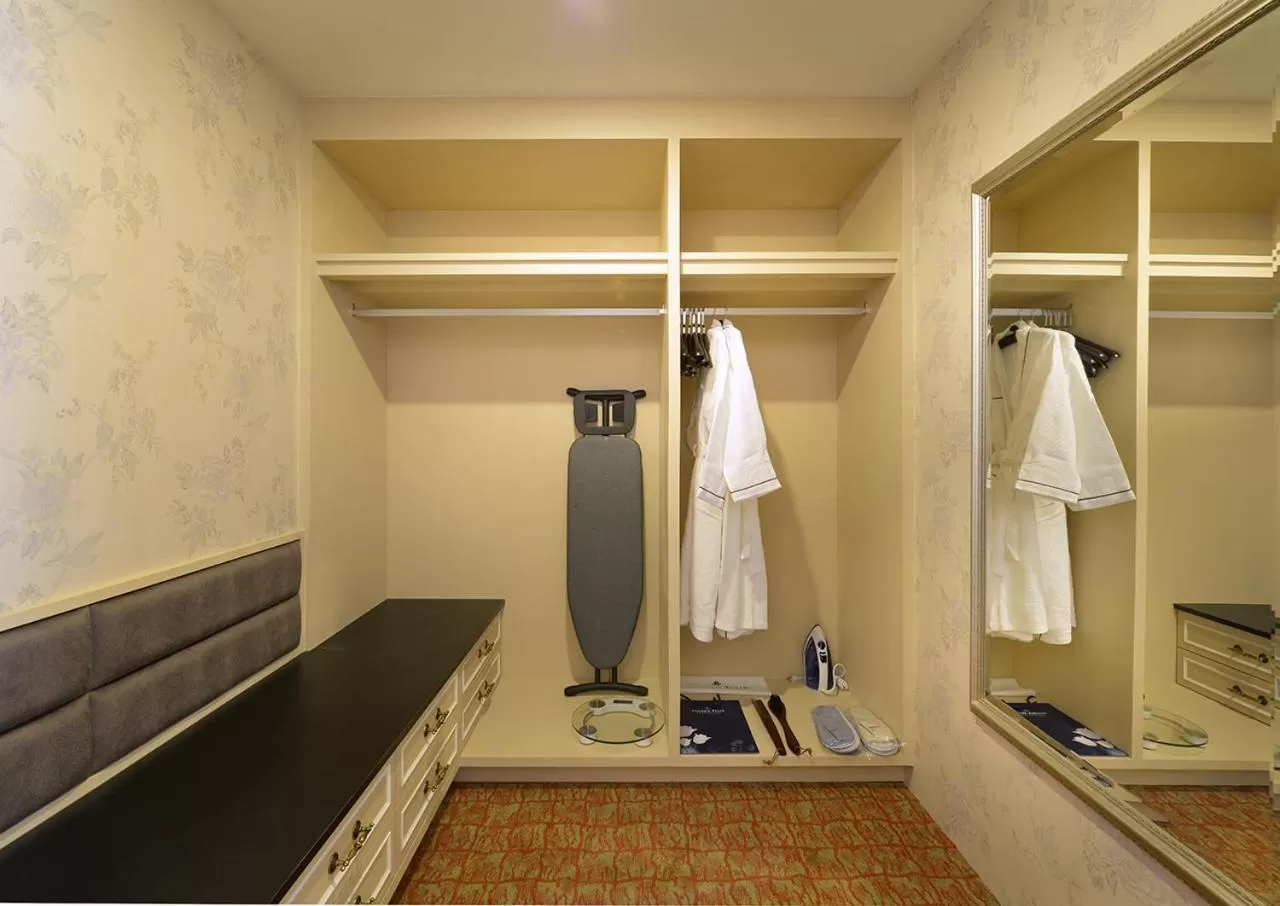 wardrobe in Golden Tulip RS Boutique Hotel-Tainan
