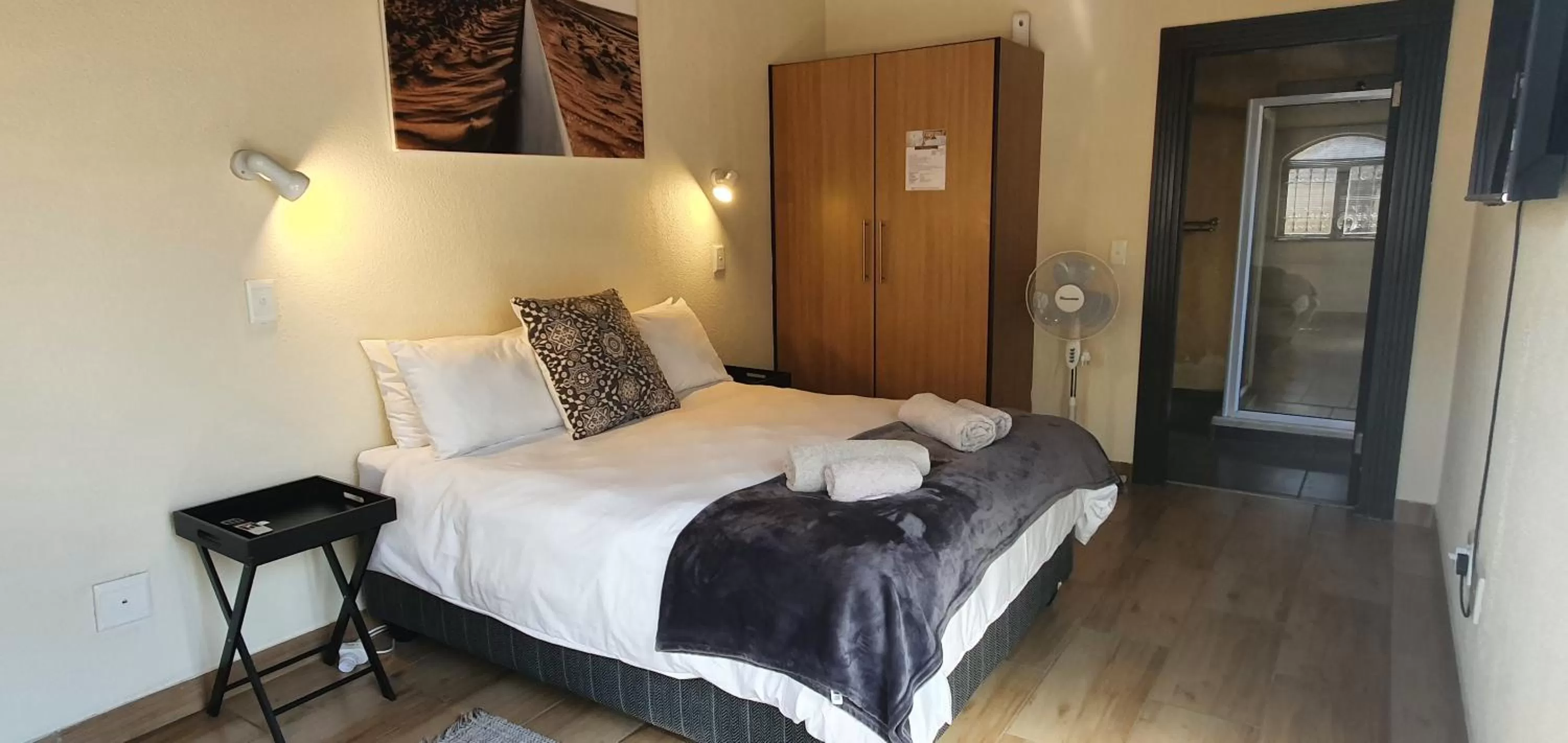 Photo of the whole room, Bed in DESERT DREAMS B&B