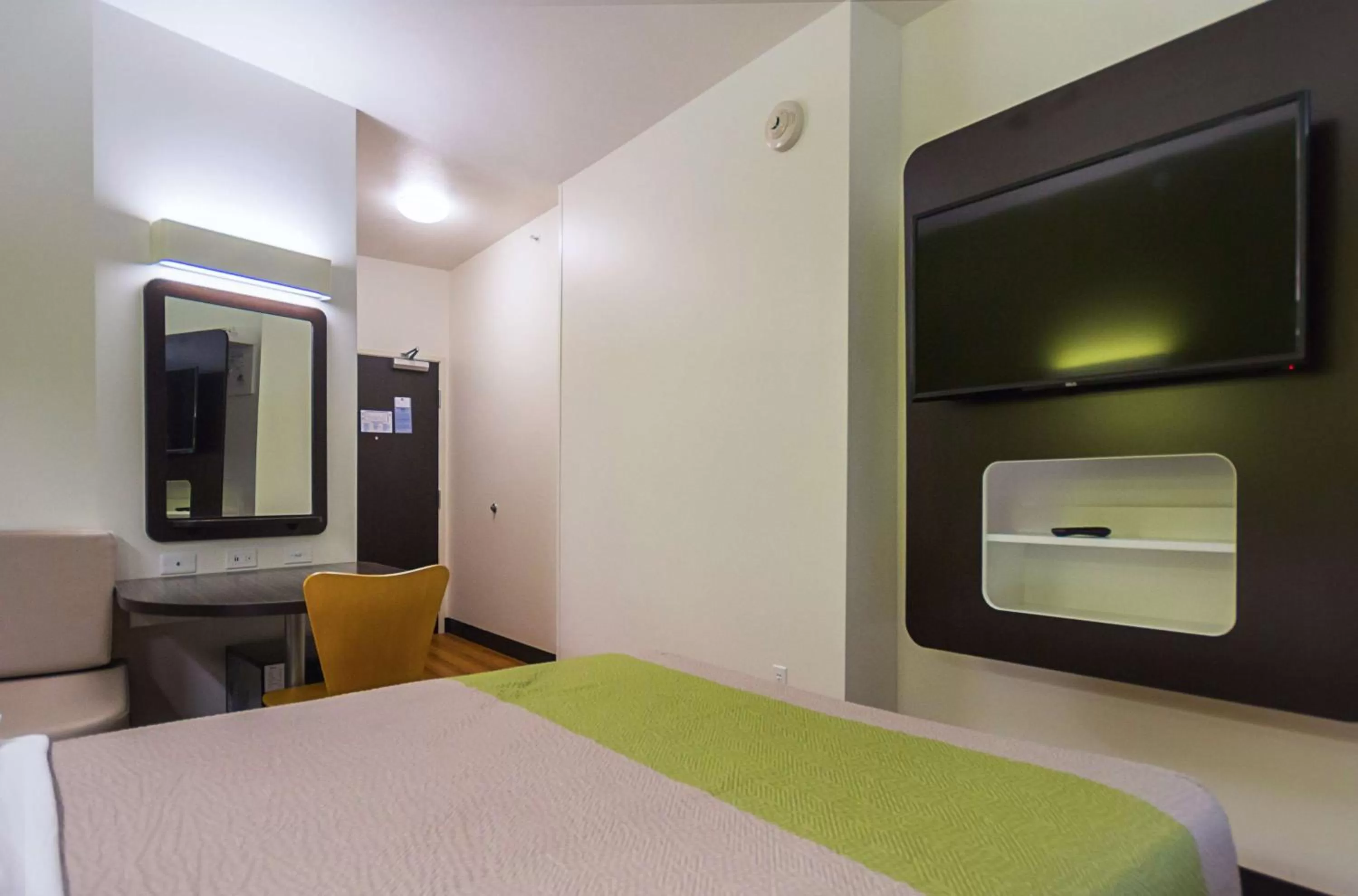 TV and multimedia, Bed in Motel 6-South Bend, IN - Mishawaka