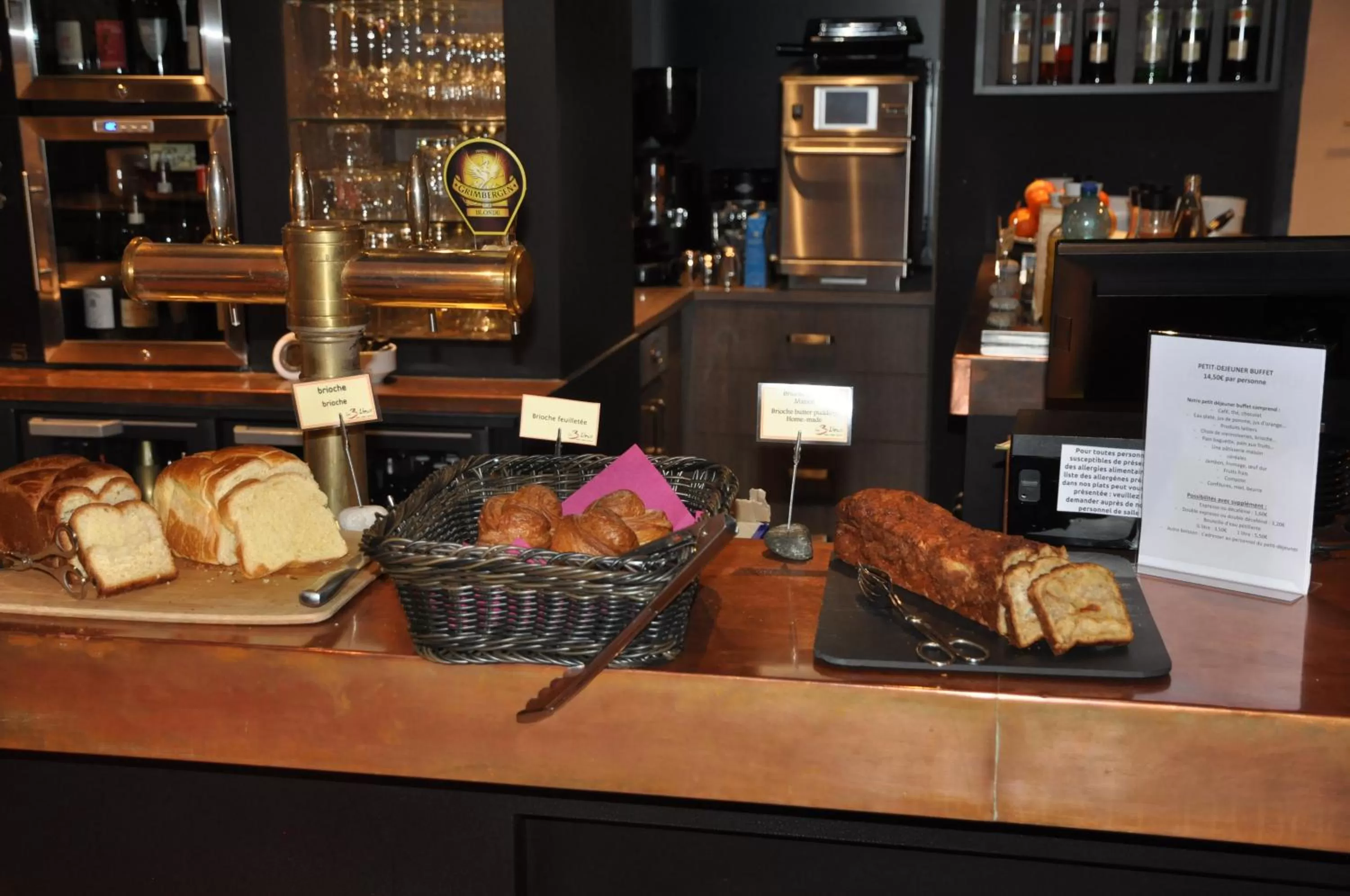 Buffet breakfast in Les 3 Lieux - Hôtel, Restaurant, Espace sensoriel