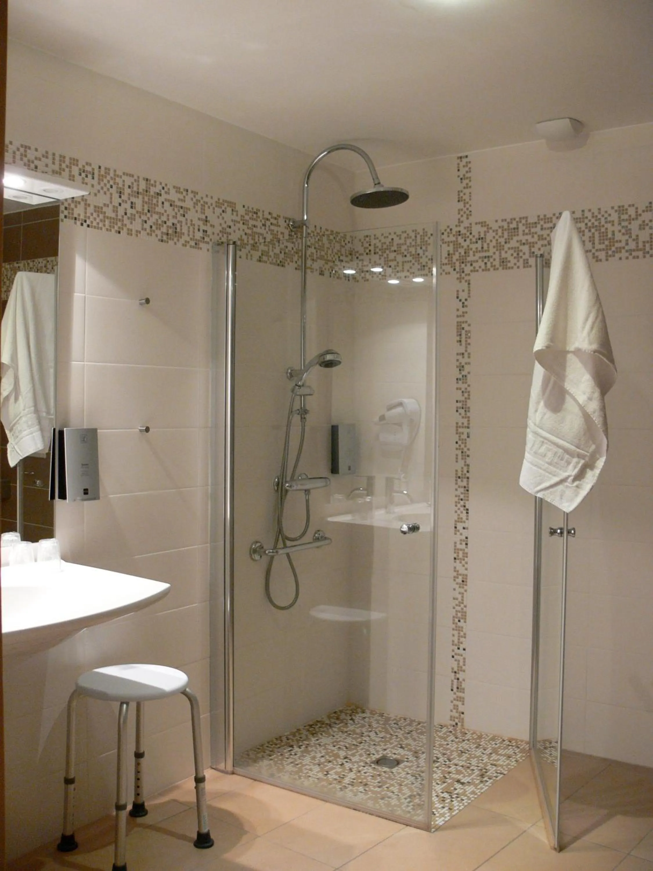 Shower in Logis Hotels Le Champalud Restaurant La Citadelle