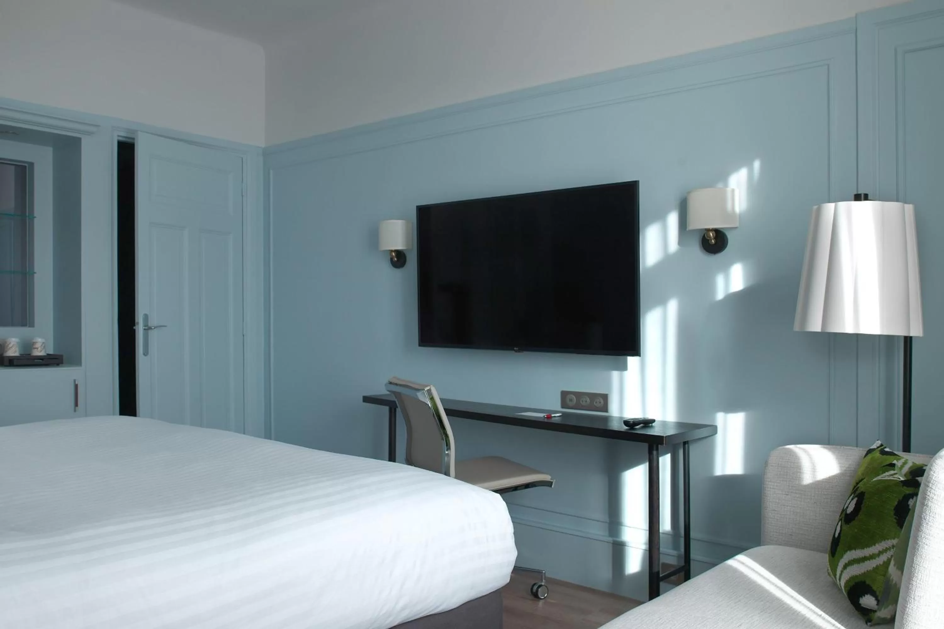 Photo of the whole room, Bed in Paris Marriott Opera Ambassador Hotel