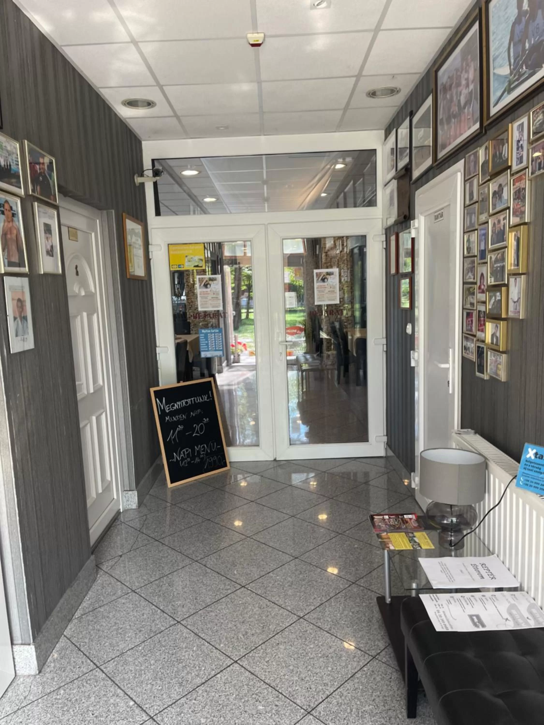 Restaurant/places to eat, Lobby/Reception in Airport Szálló