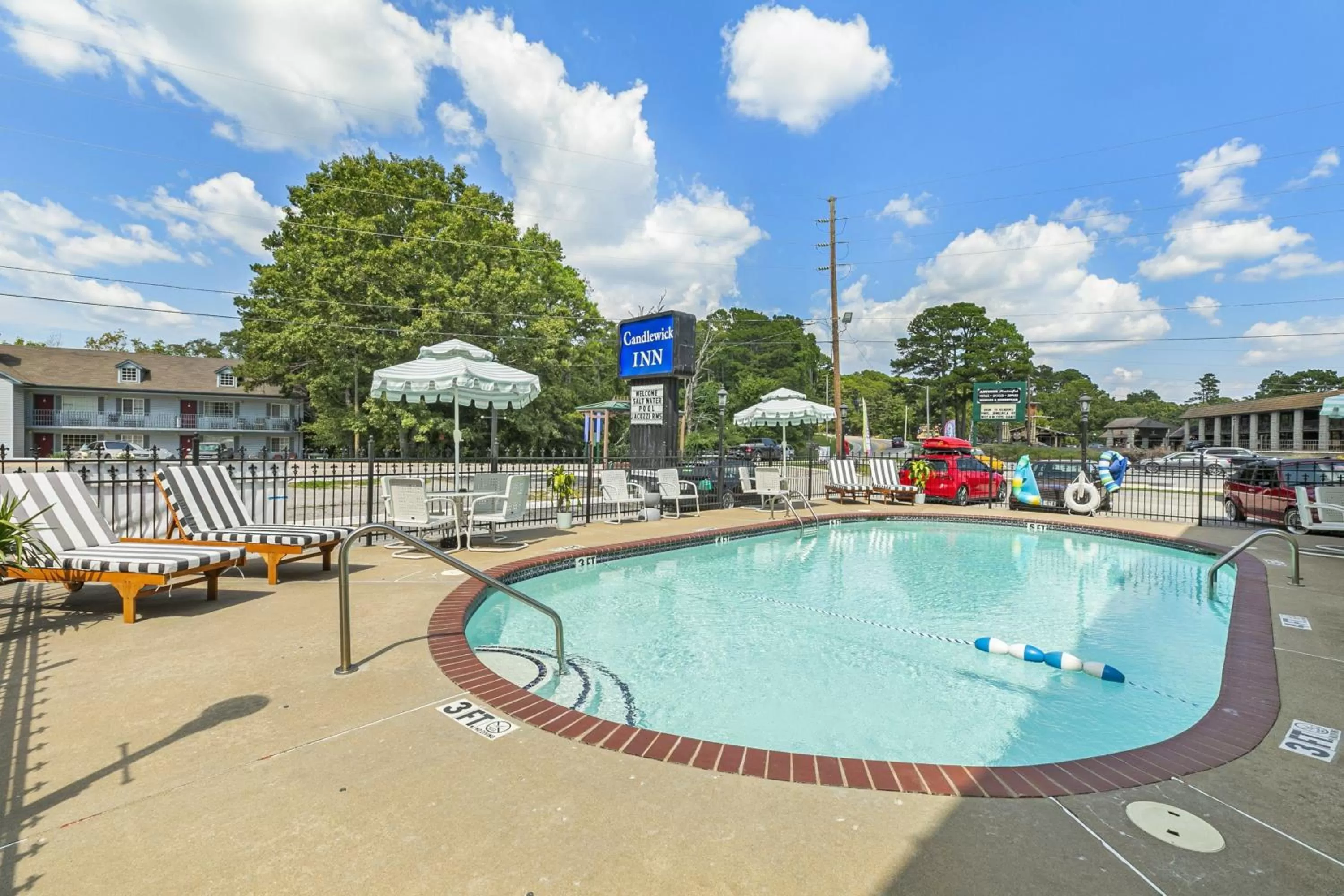 Swimming pool in Candlewick Inn and Suites
