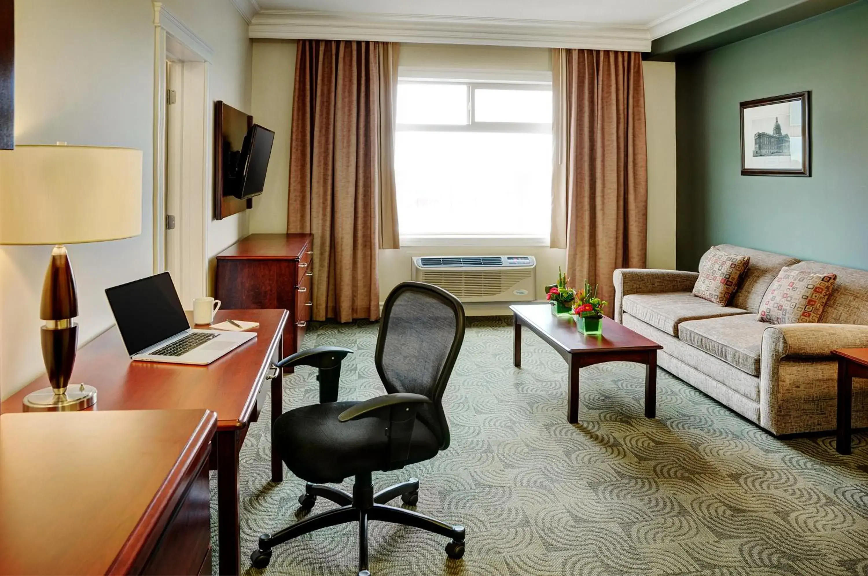 King Suite in Chateau Nova Yellowhead King Suite in Chateau Nova Yellowhead