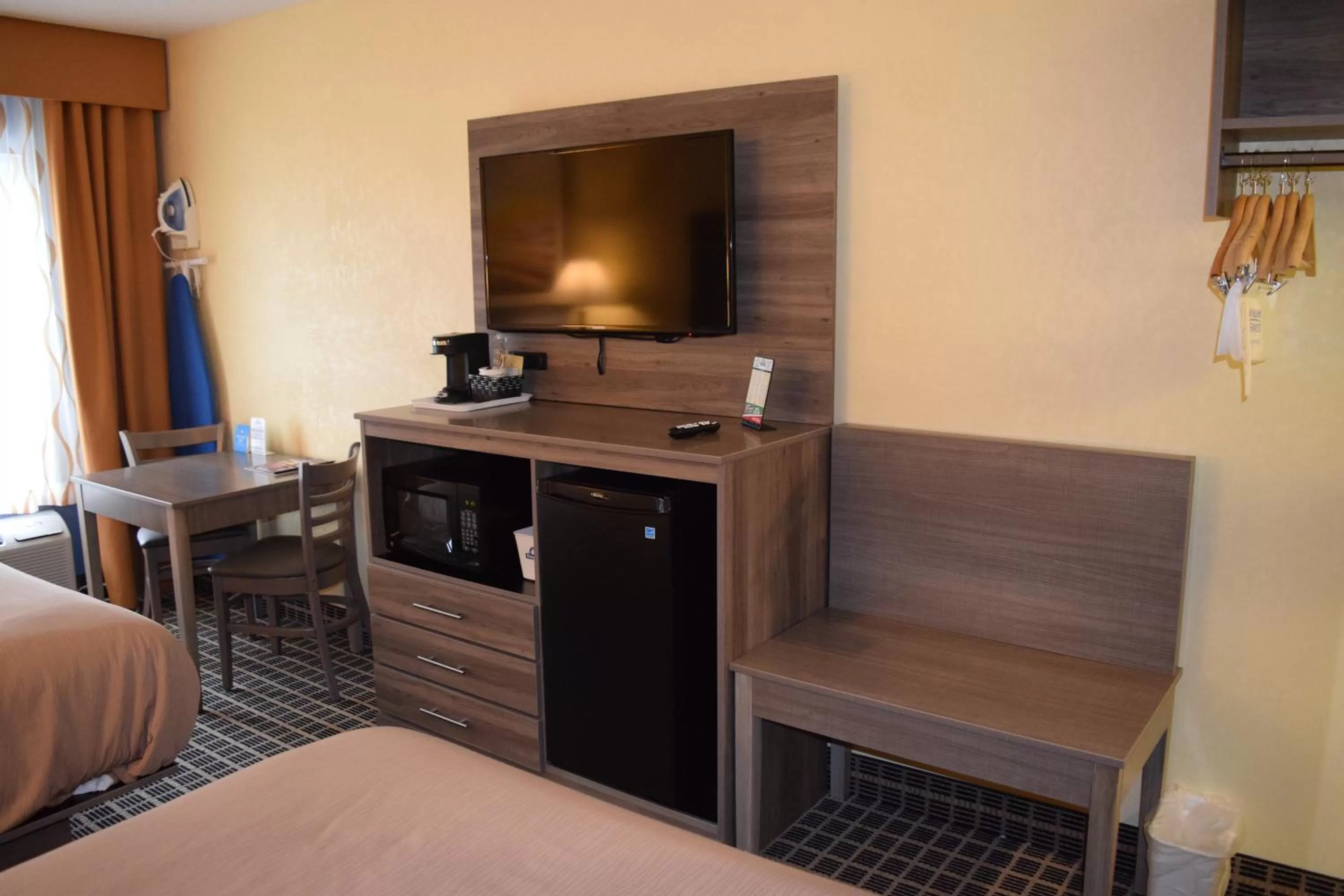 Communal lounge/ TV room, Bed in Days Inn by Wyndham Cadillac