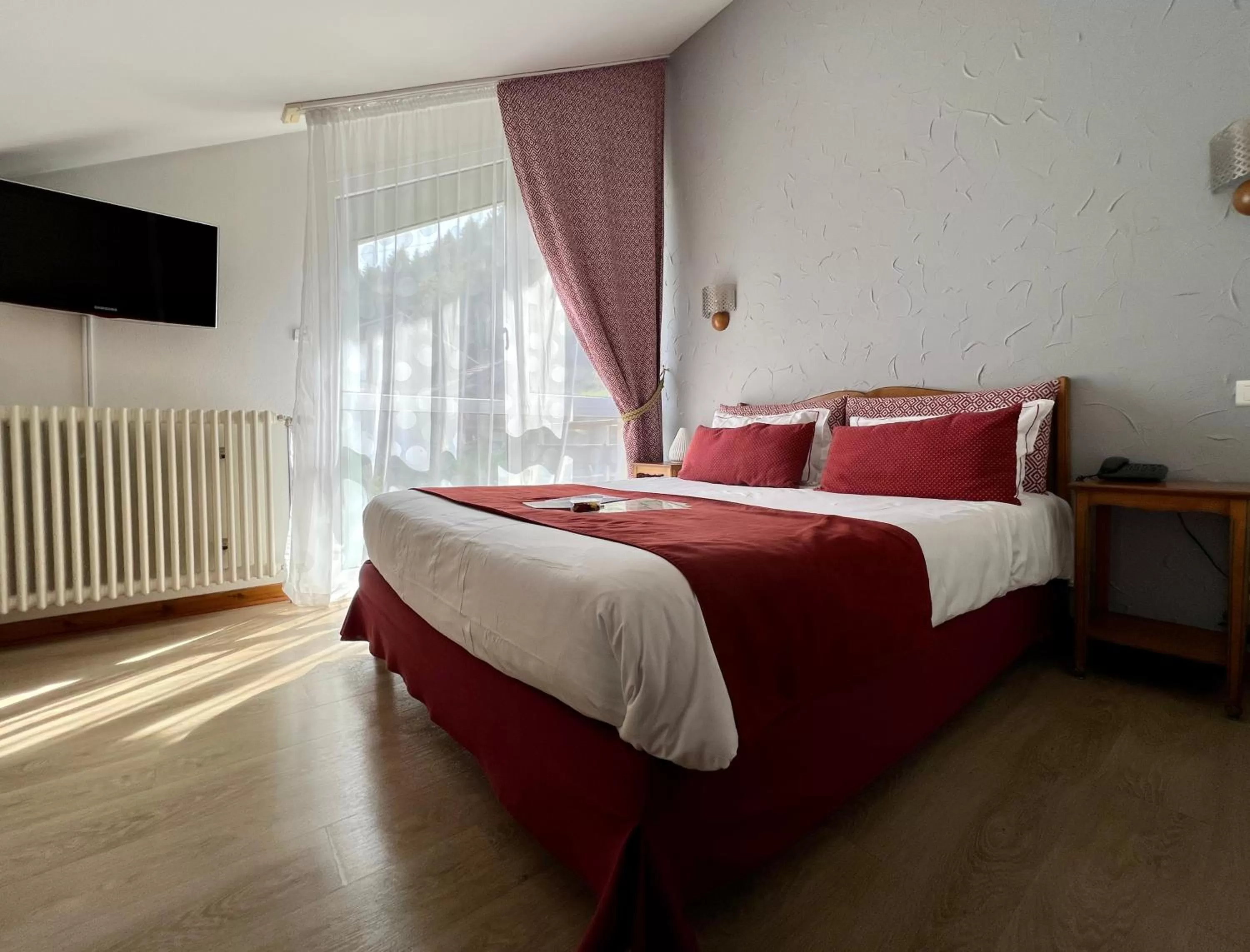 Bedroom, Bed in LOGIS HÔTEL, CHALETS et RESTAURANT LES CHATELMINÉS