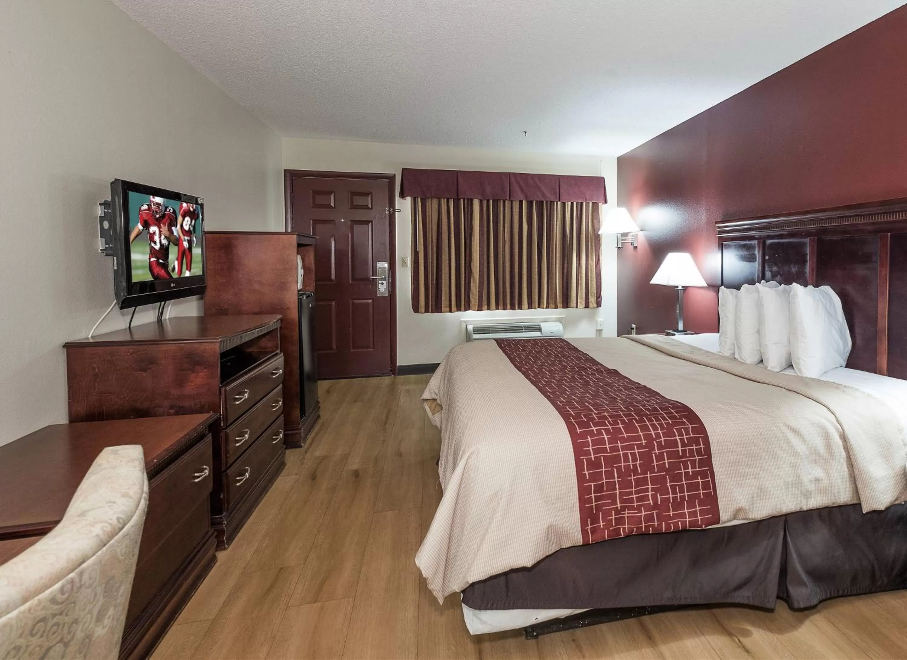 Photo of the whole room, Bed in Red Roof Inn Chipley