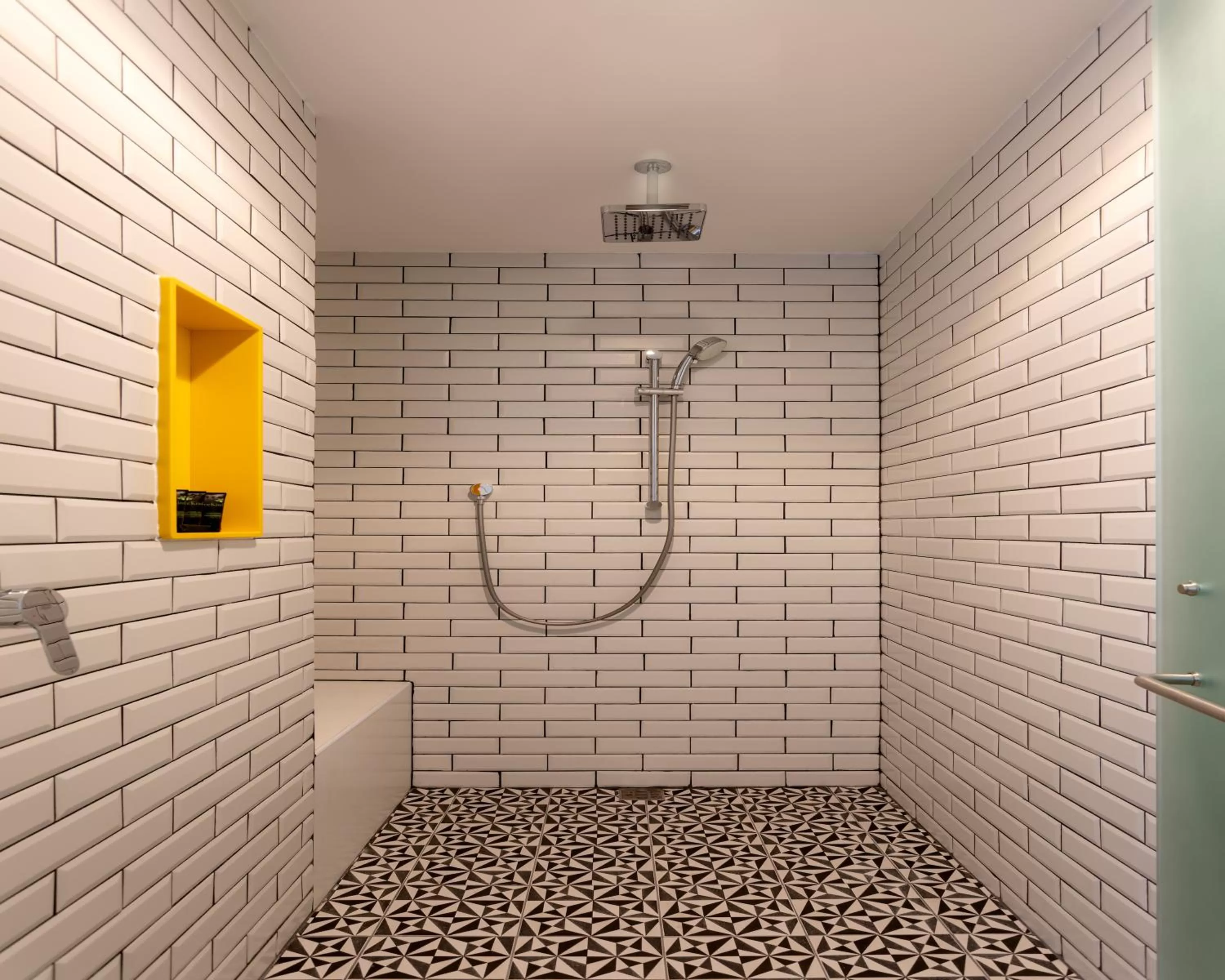 Shower in Hyatt Centric San Salvador