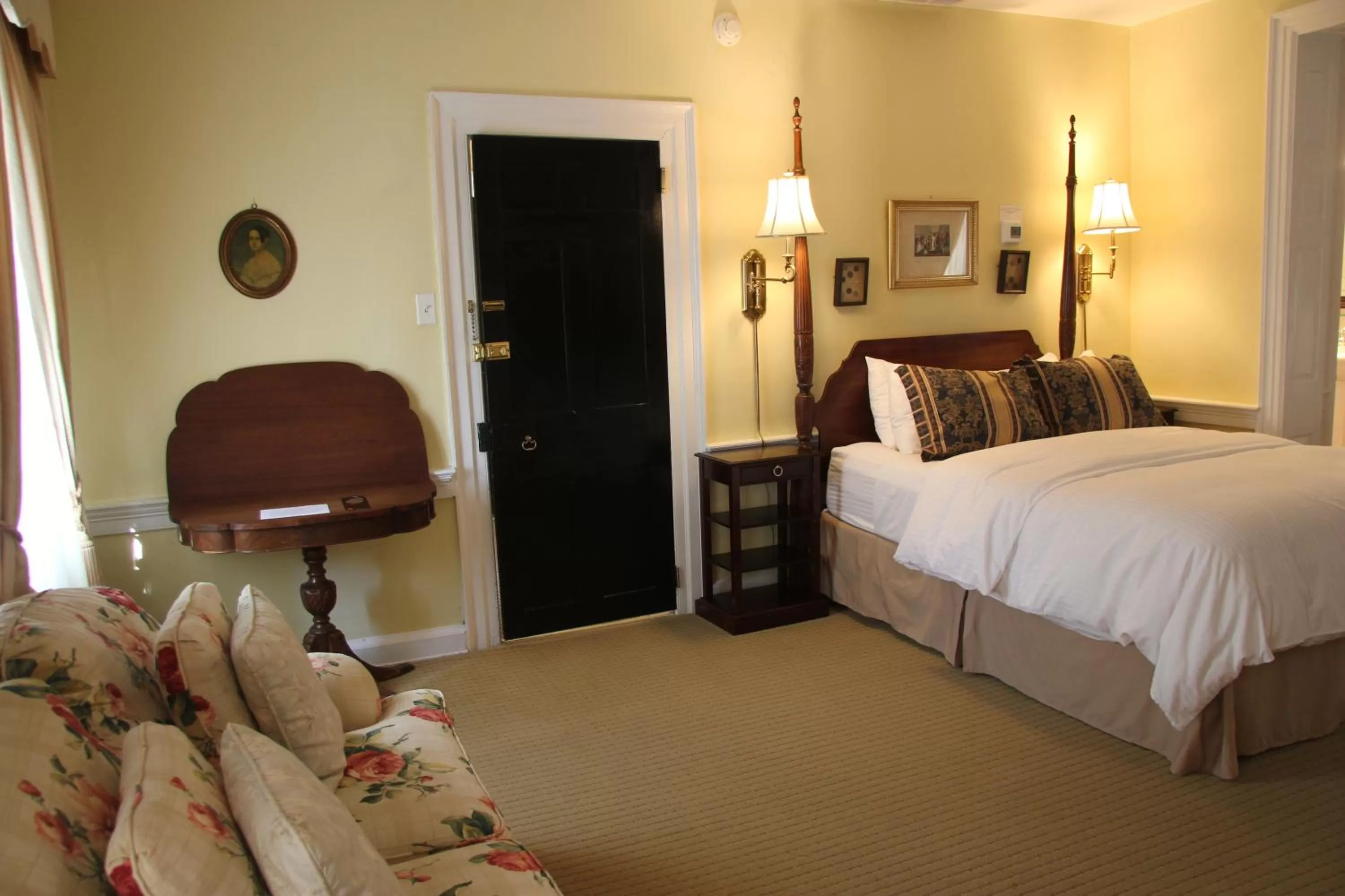 Bed in Morris House Hotel