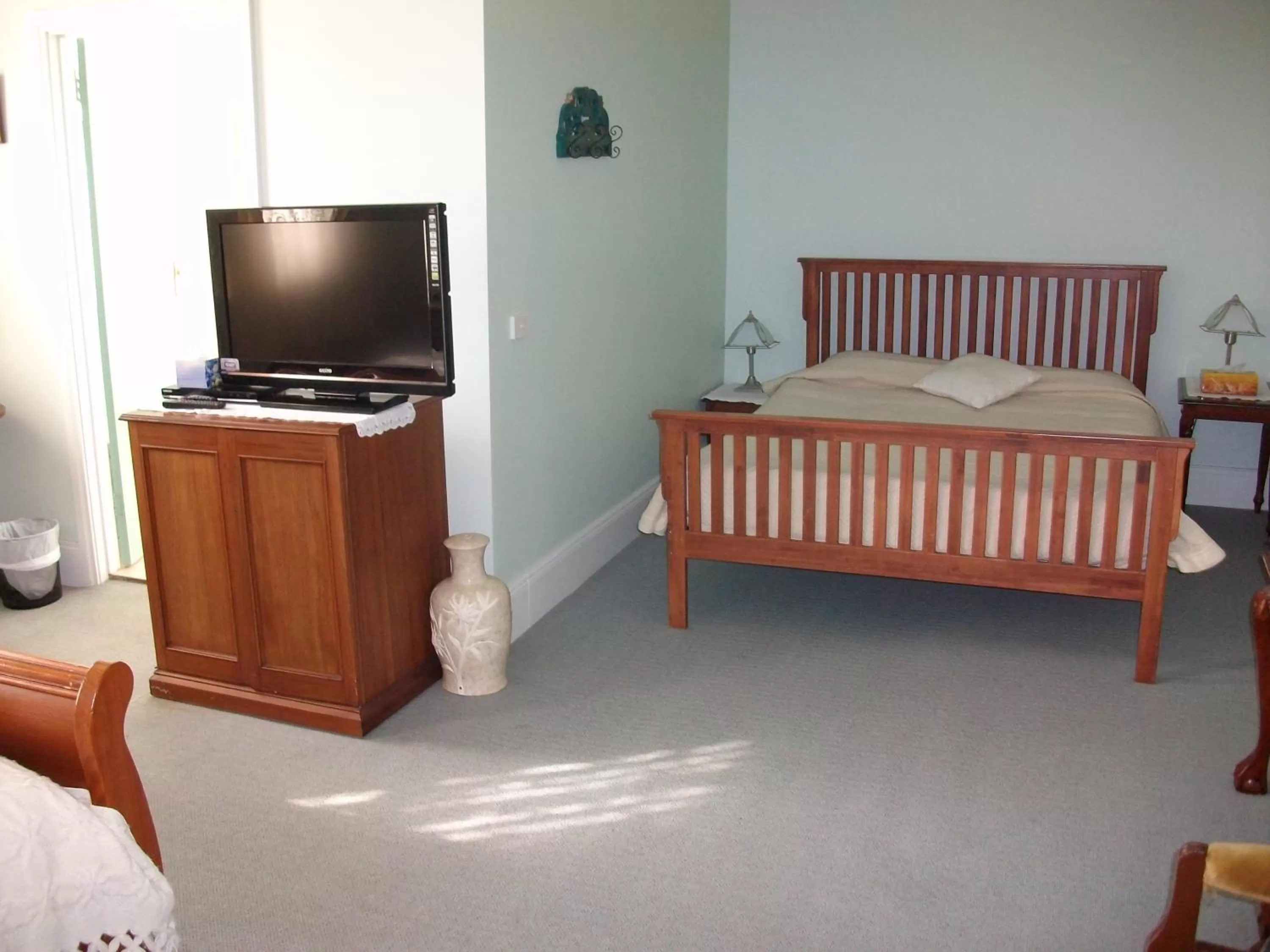 Photo of the whole room, TV/Entertainment Center in Stella's Dromana Hotel