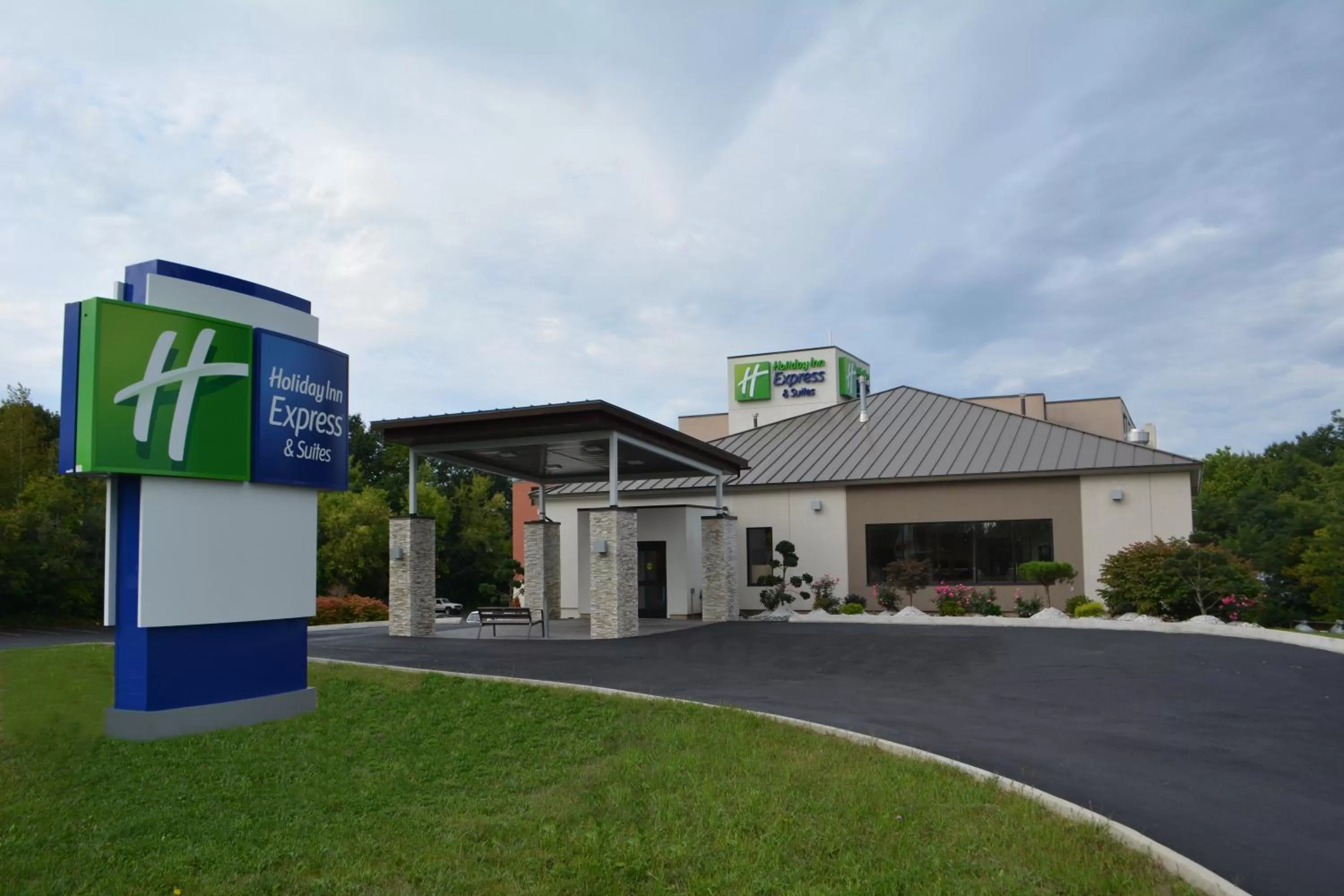 Property building in Holiday Inn Express & Suites Waterville - North by IHG